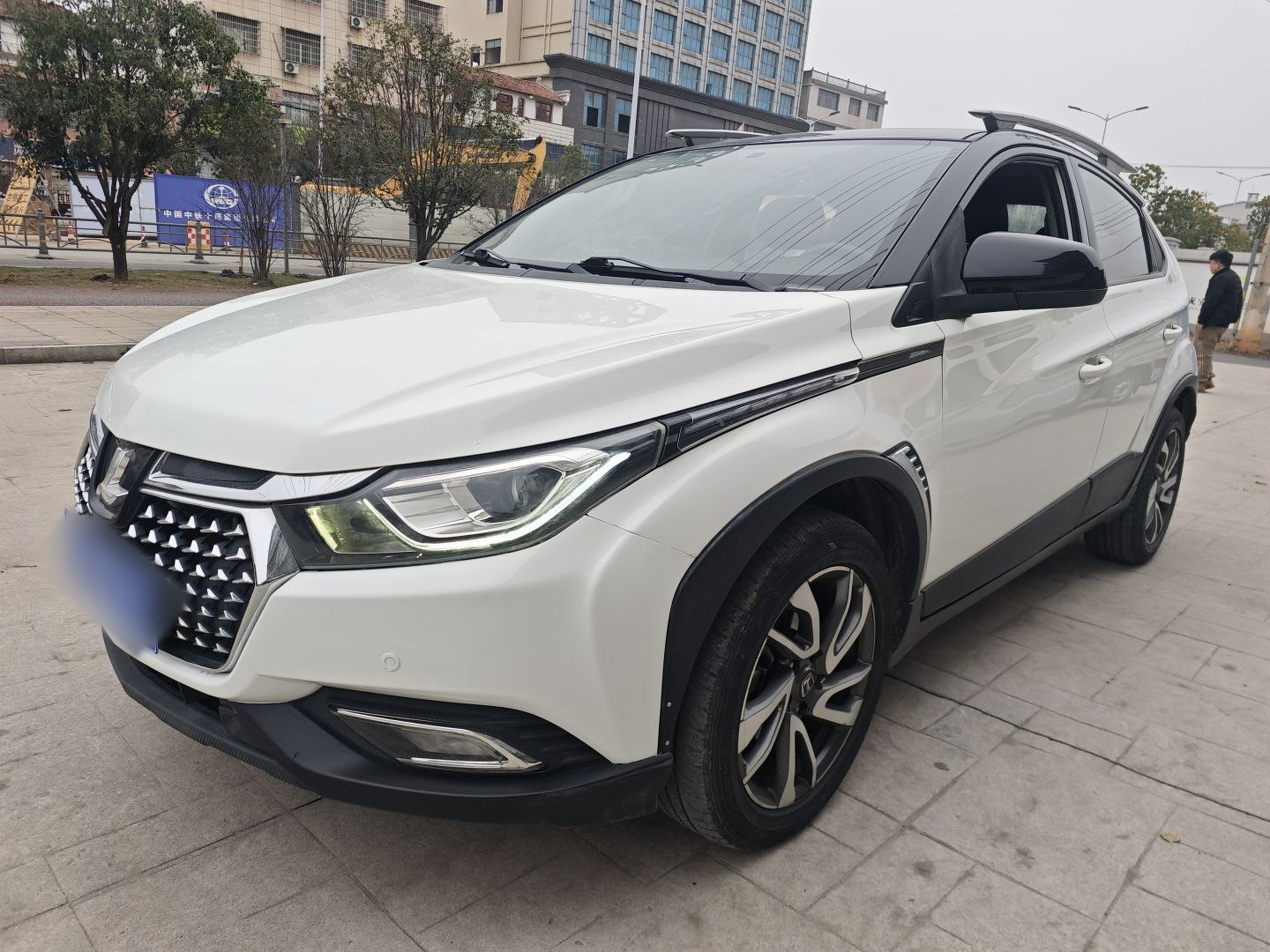 Под передней частью автомобиля