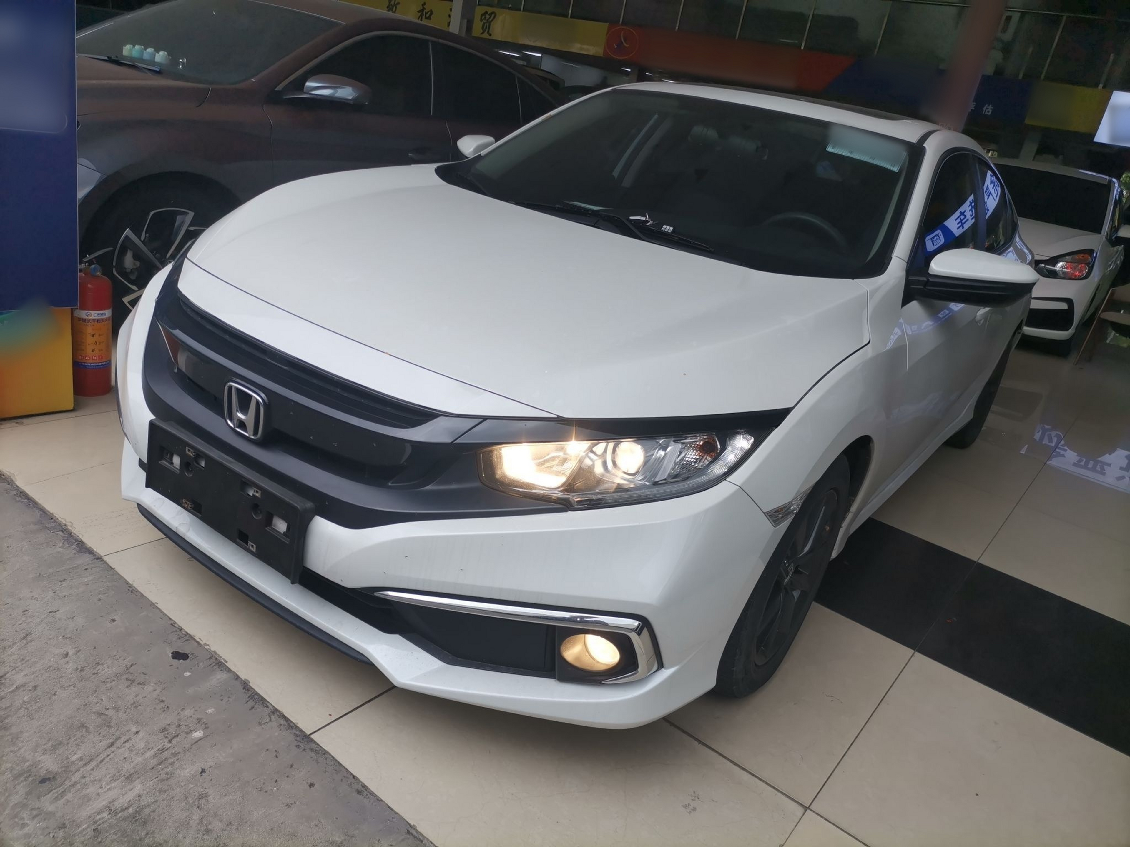 تحت مقدمة السيارة