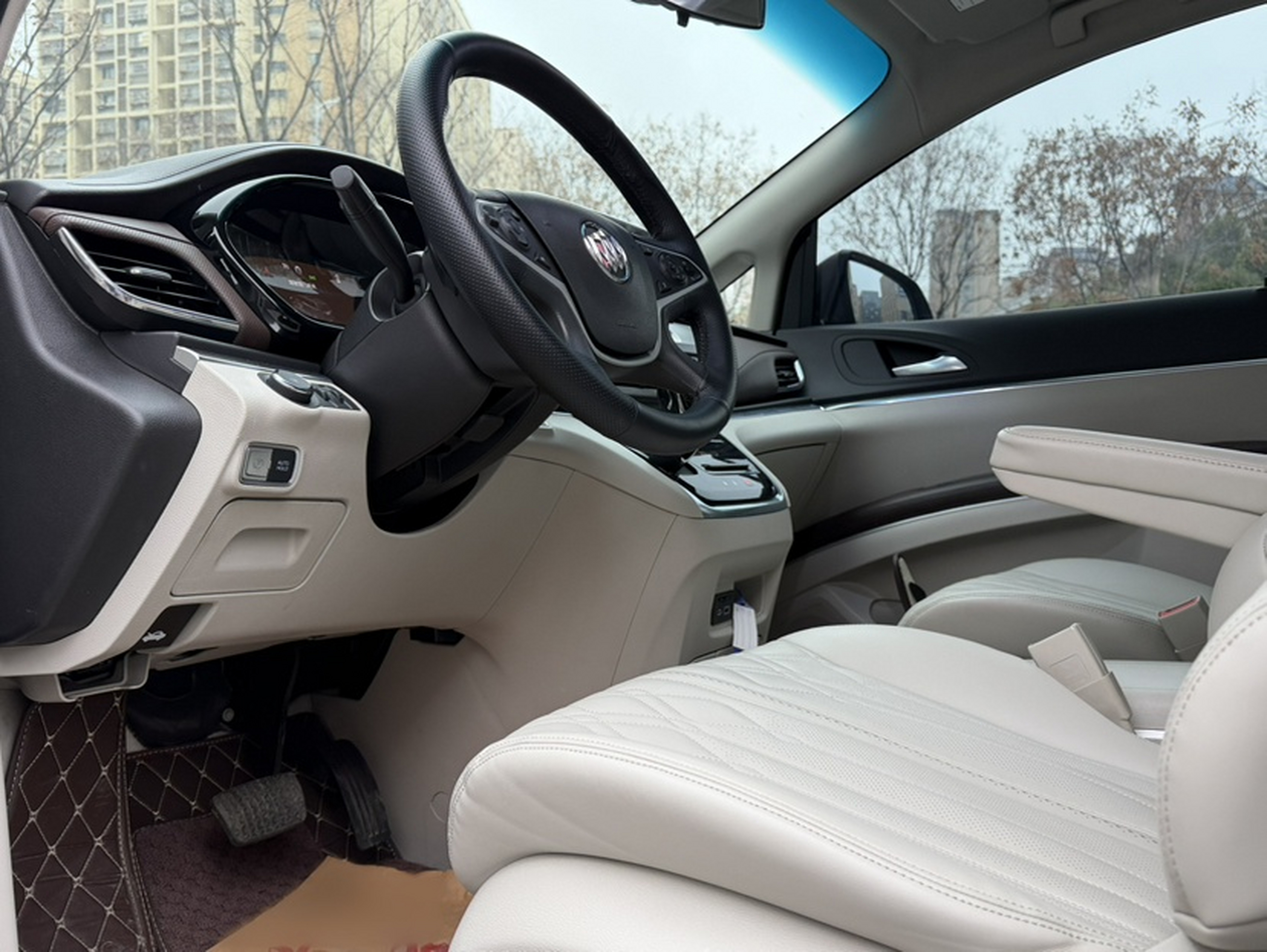 Переднее сиденье в автомобиле