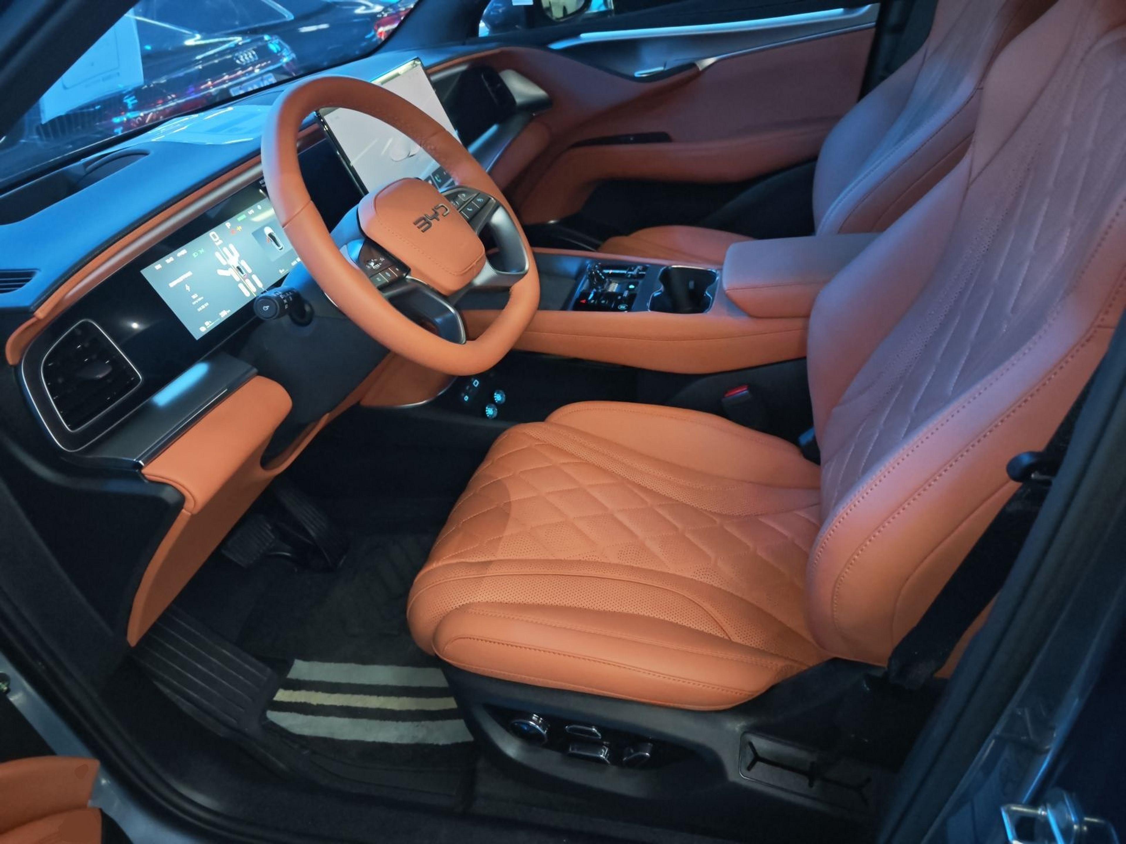 المقاعد الأمامية داخل السيارة