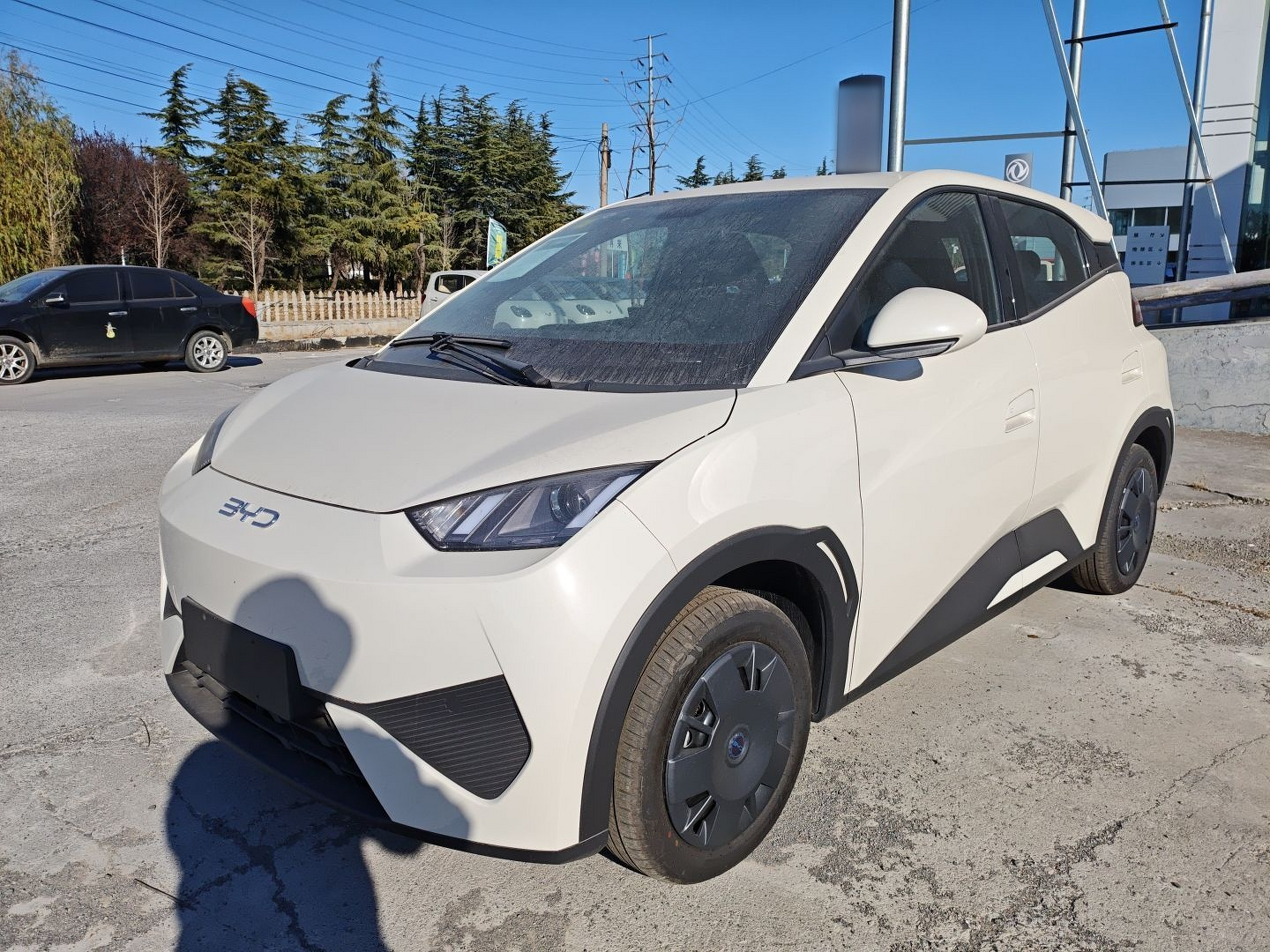 Под передней частью автомобиля