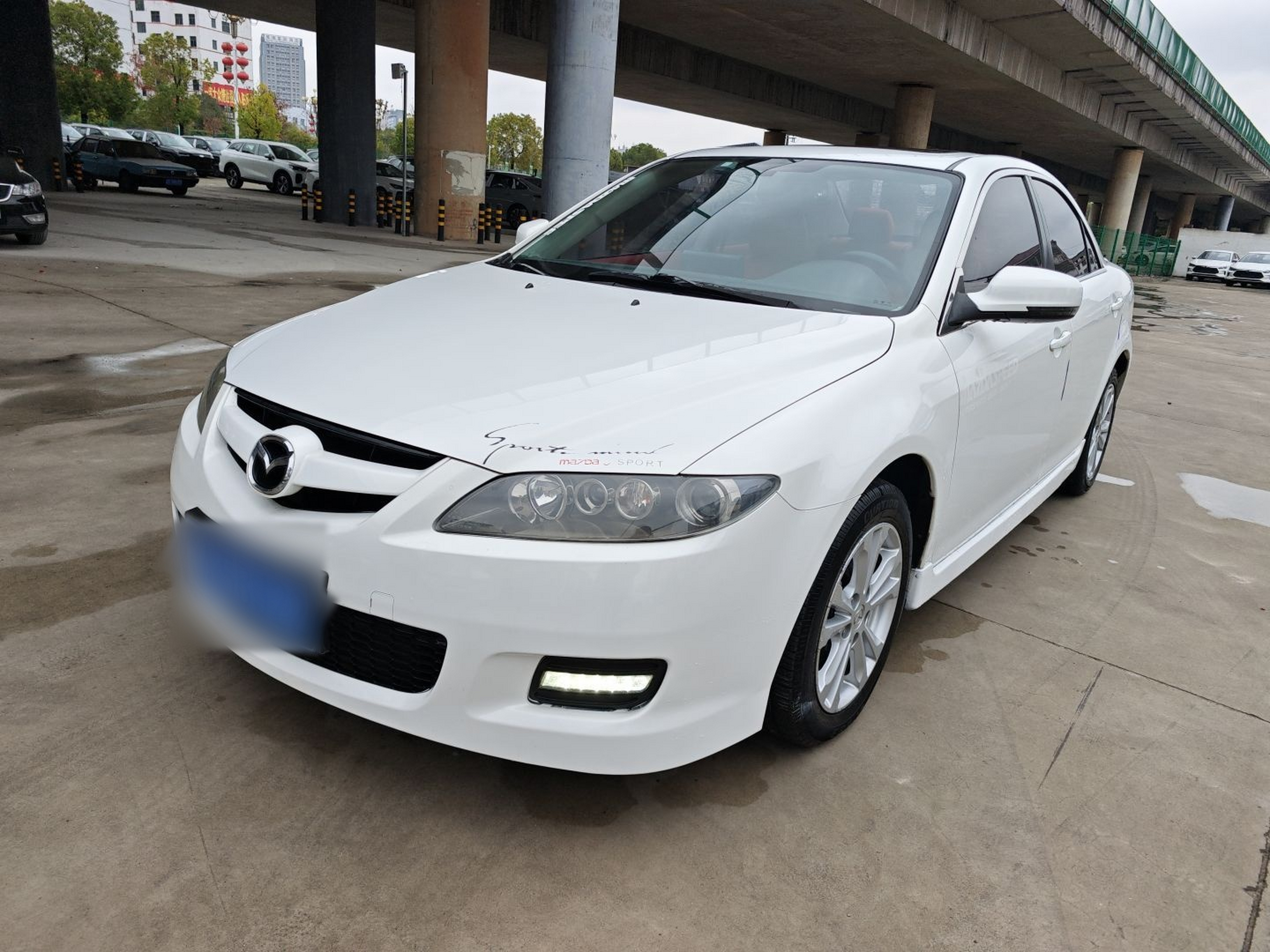 تحت مقدمة السيارة