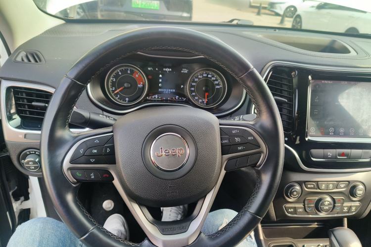 Used  Cherokee 2019 2.0T Two-Wheel Drive Smart Enjoyment Version China V
