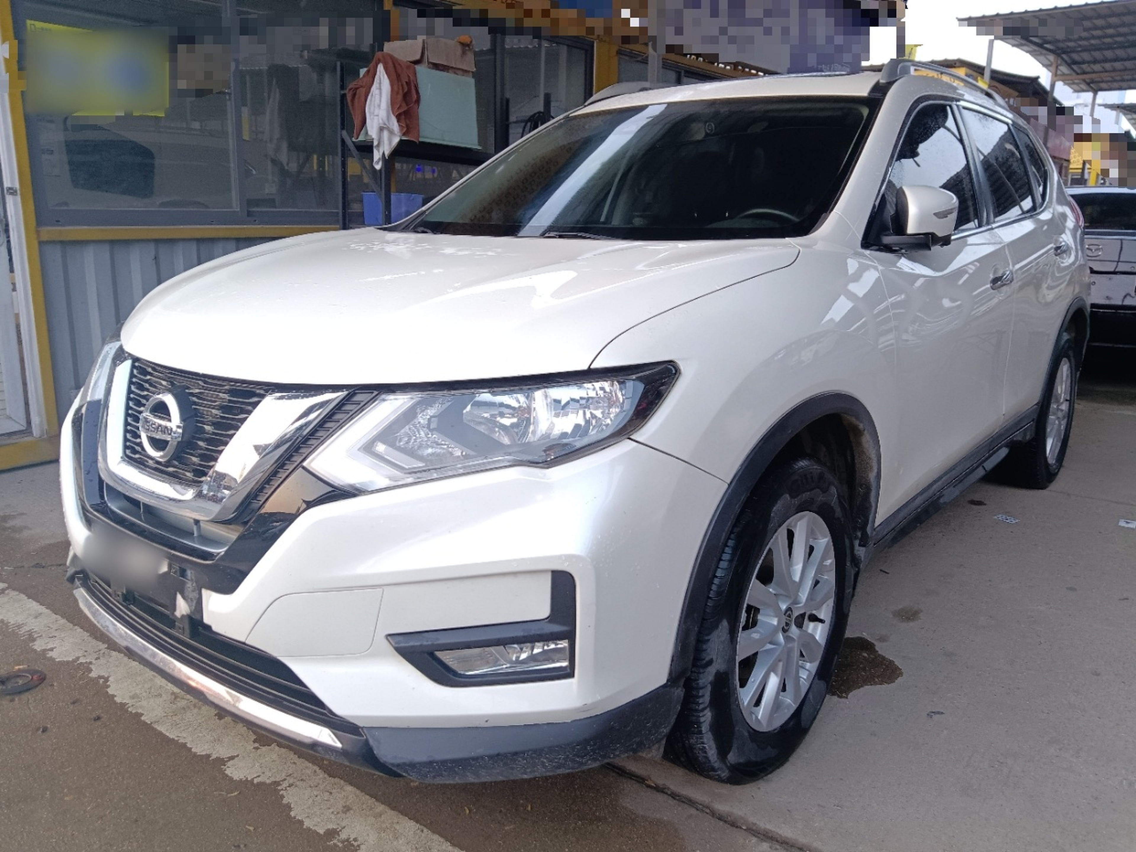 تحت مقدمة السيارة