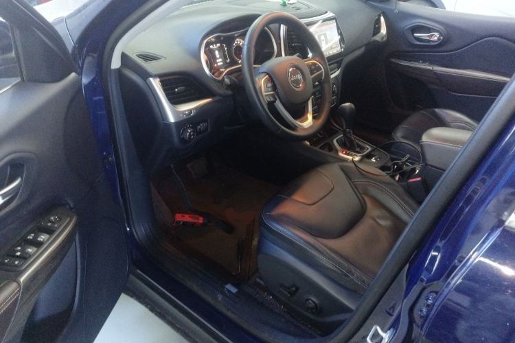 Used  Cherokee 2016 2.4L Leading Edition