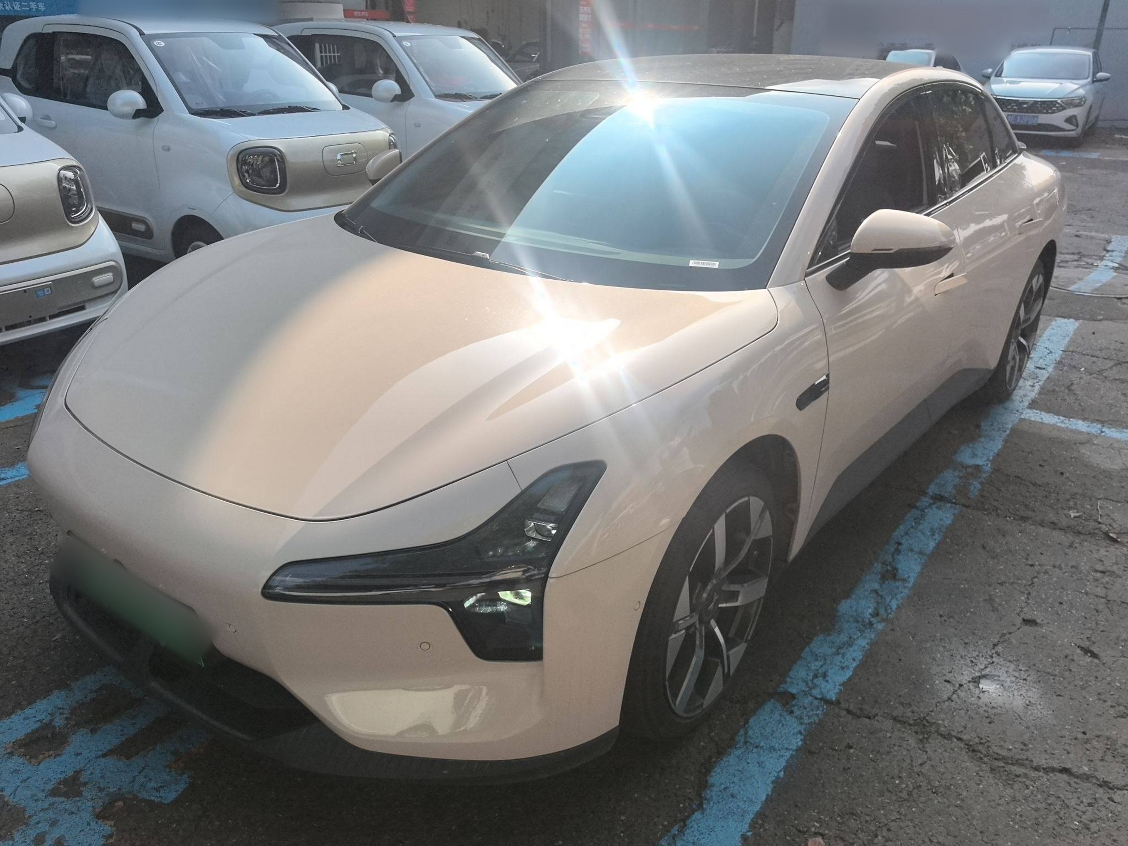 تحت مقدمة السيارة