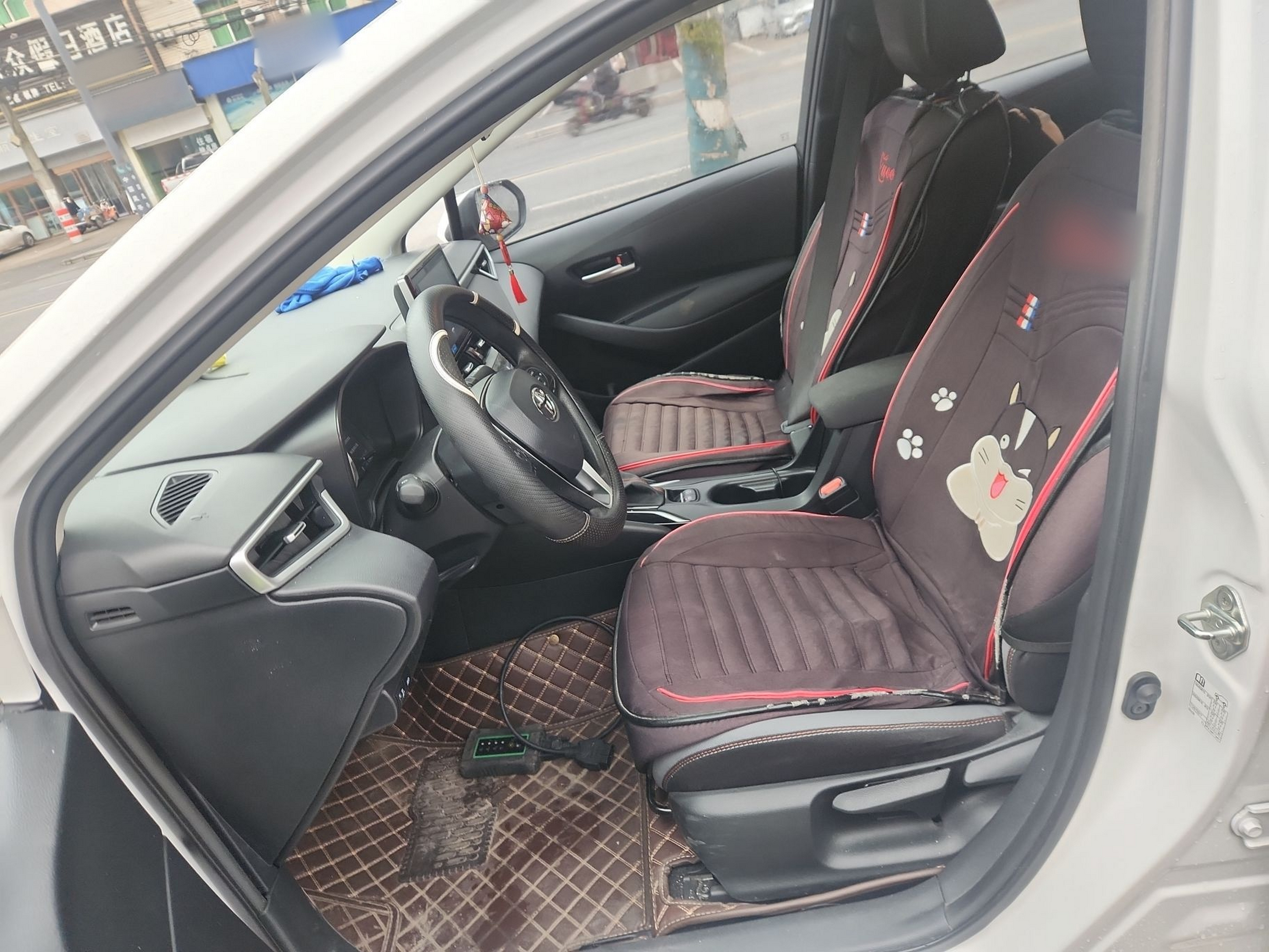 المقاعد الأمامية داخل السيارة