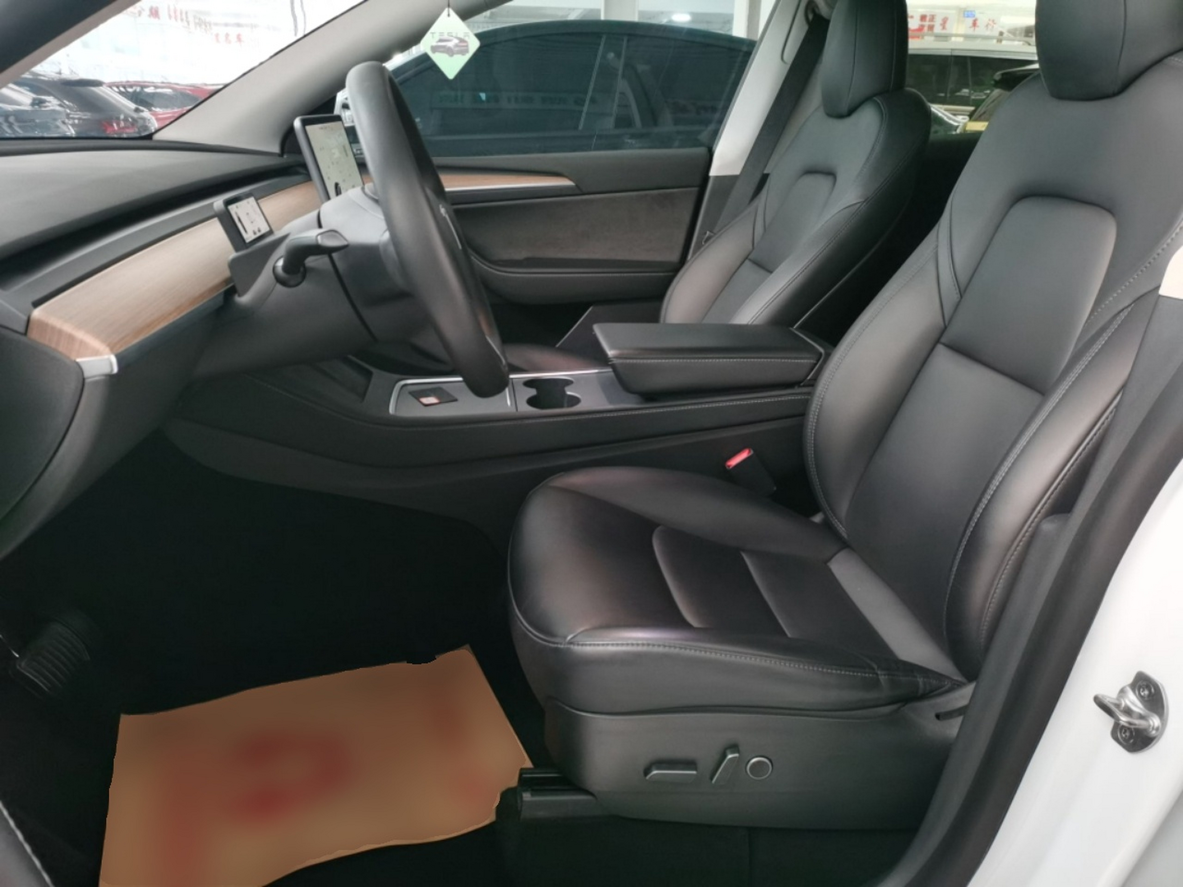 المقاعد الأمامية داخل السيارة