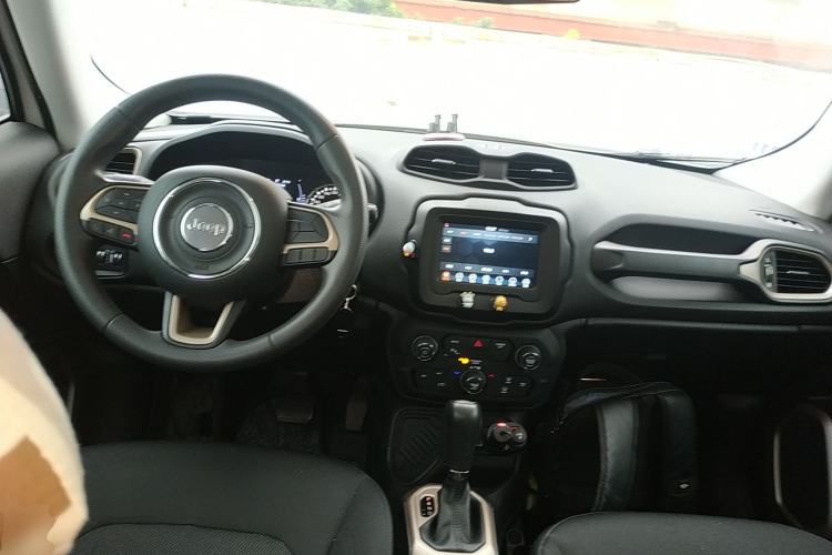 Used  Renegade 2018 Connected Large Screen Version 180T Automatic High-Energy Edition
