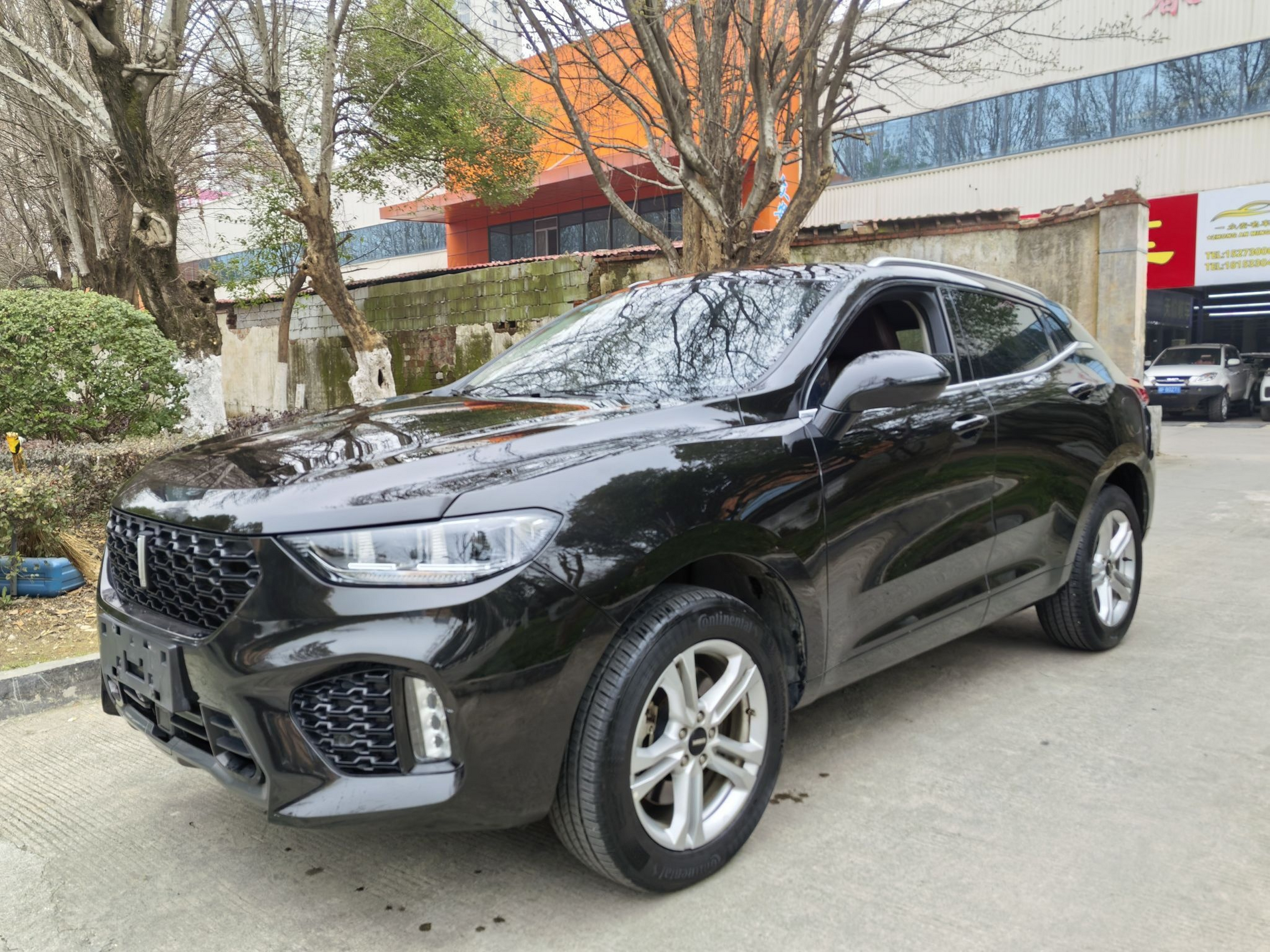 Под передней частью автомобиля