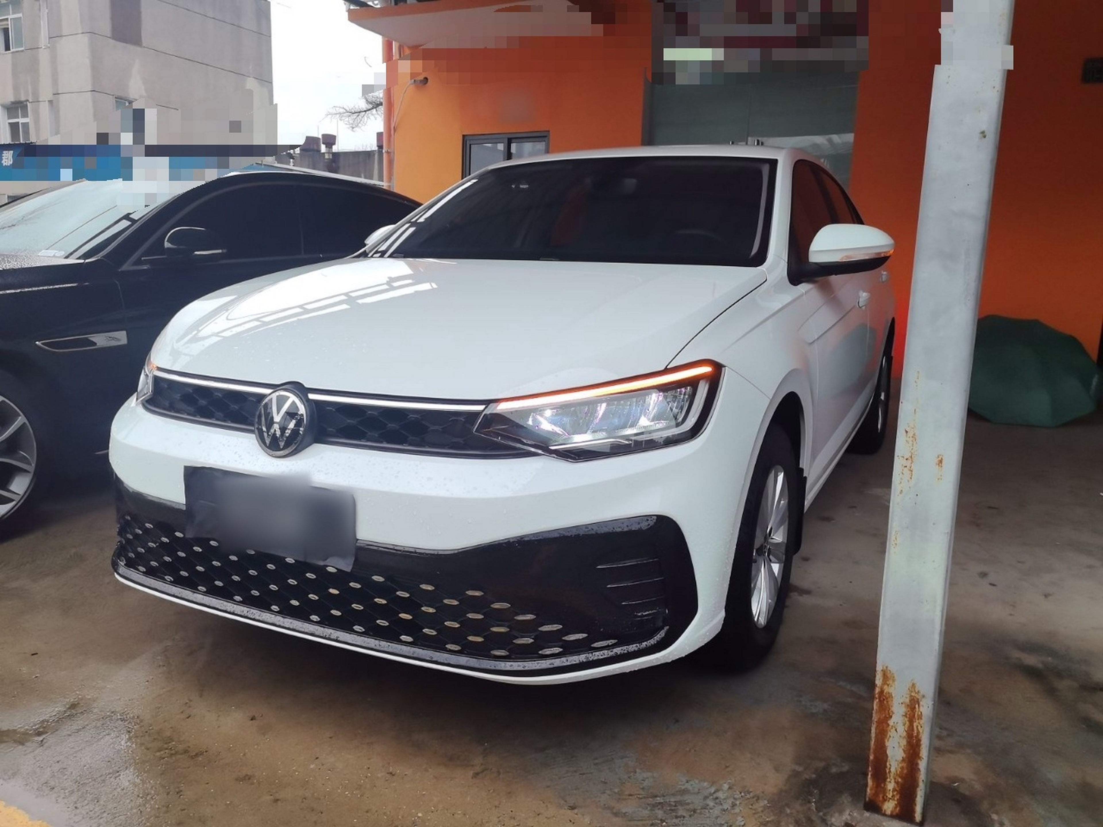 تحت مقدمة السيارة