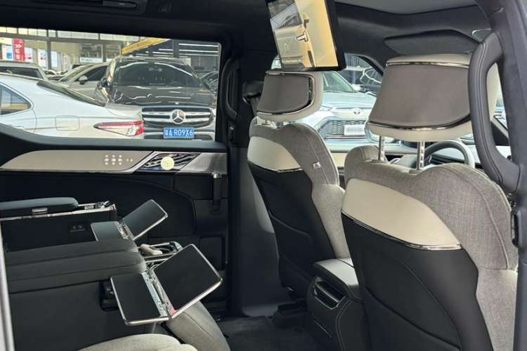 Used Volvo EM90 2025 Ultra Six-Seater
