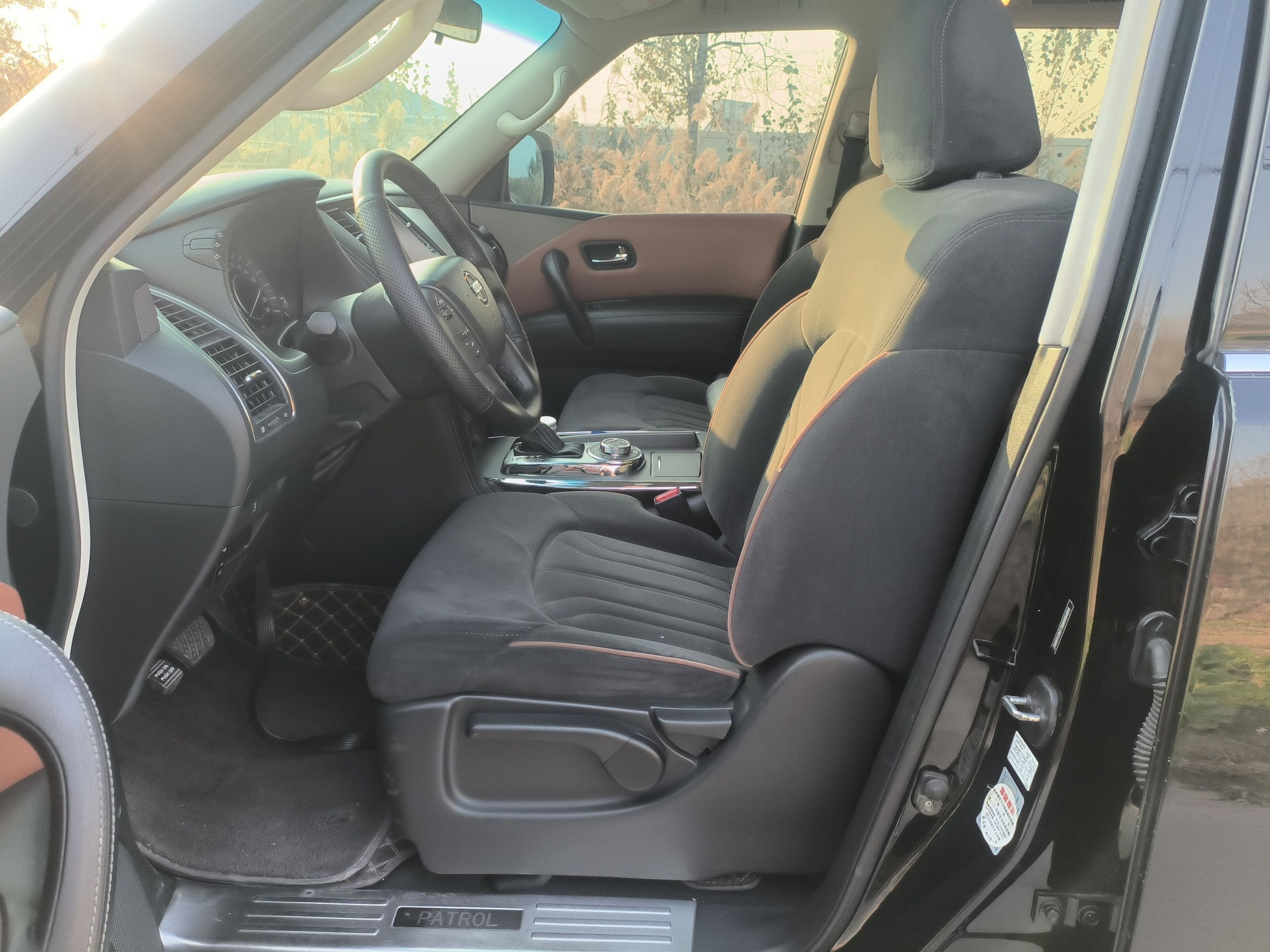 المقاعد الأمامية داخل السيارة