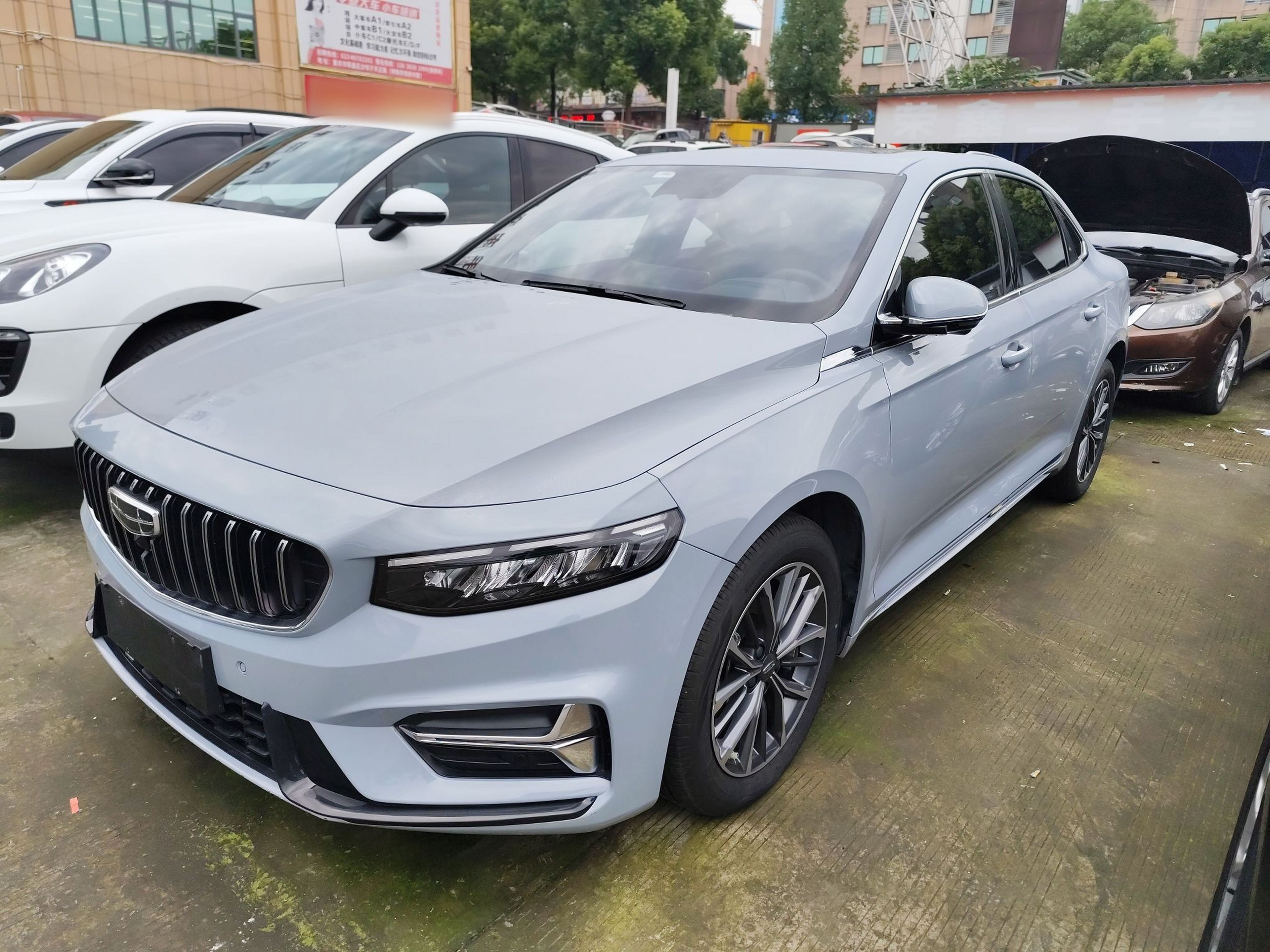 Под передней частью автомобиля