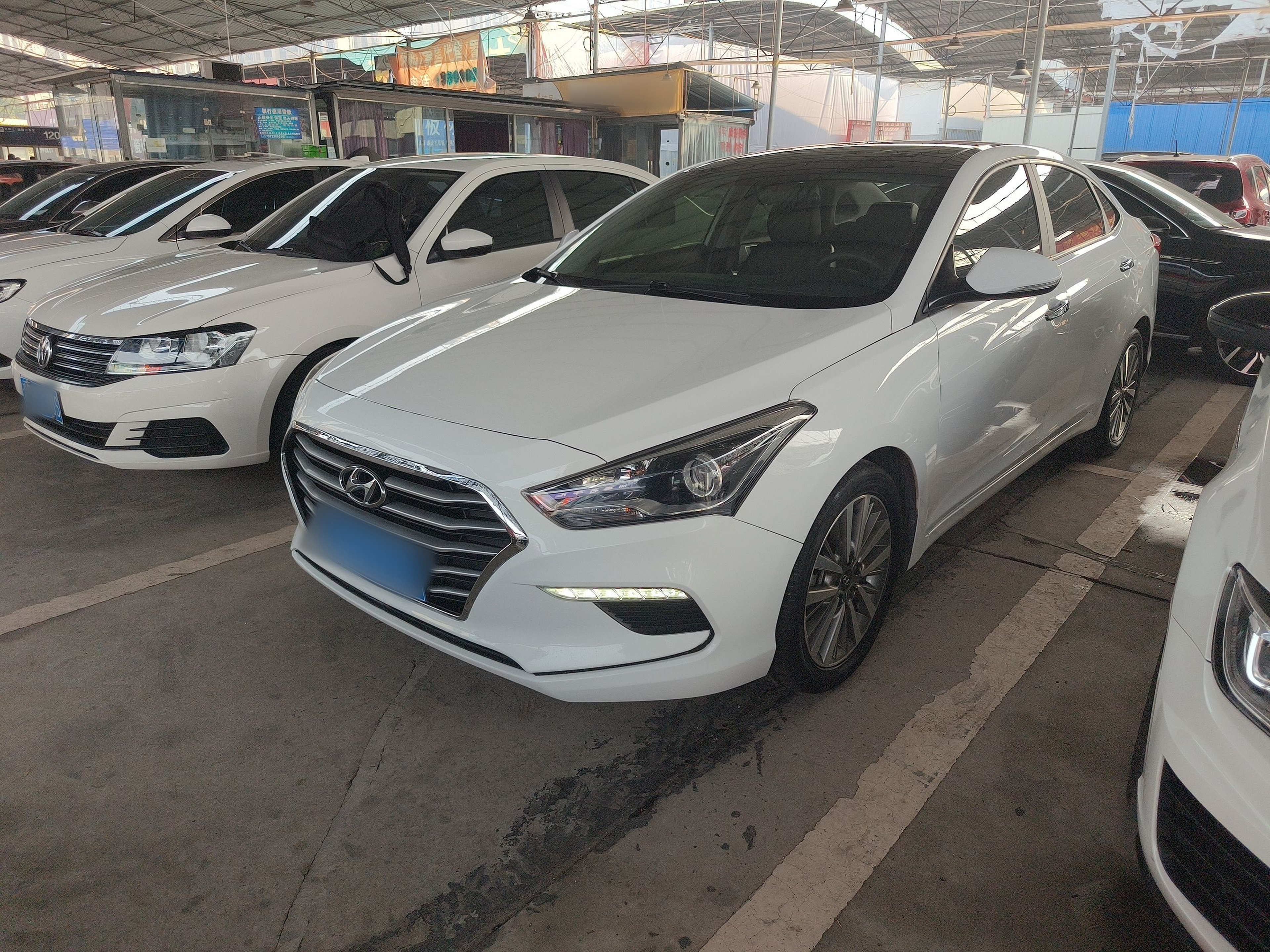 تحت مقدمة السيارة