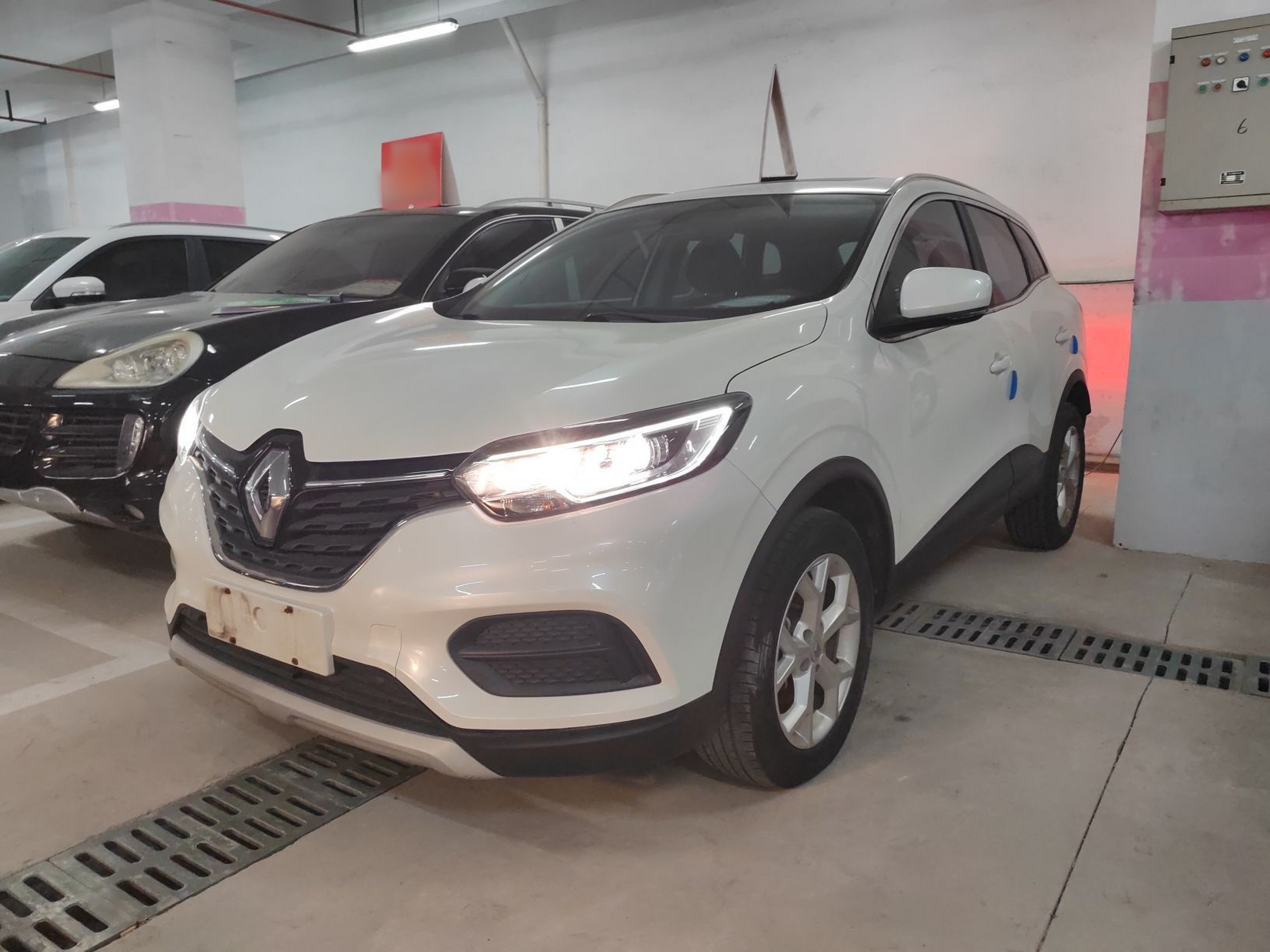 Под передней частью автомобиля