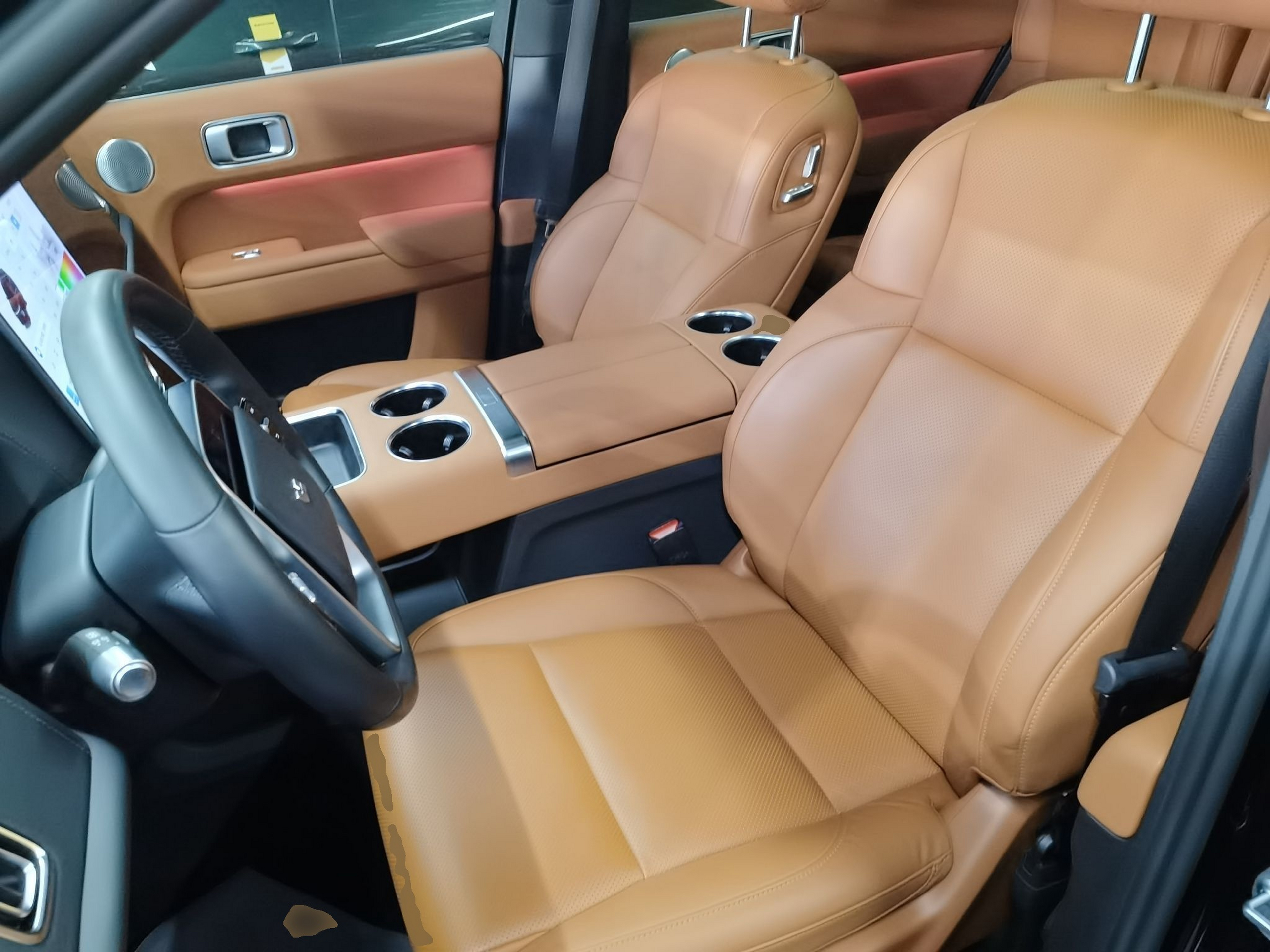 المقاعد الأمامية داخل السيارة