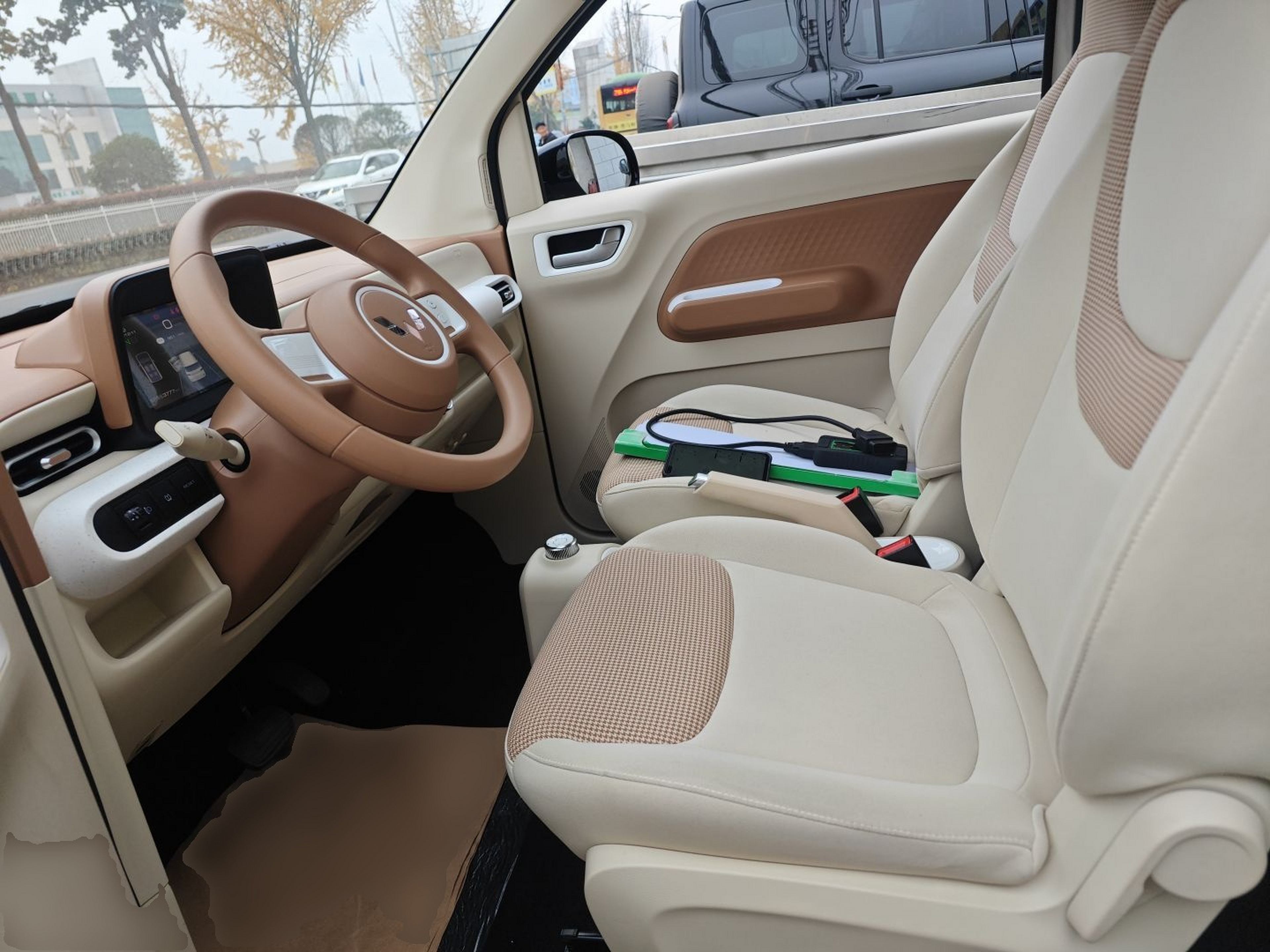 المقاعد الأمامية داخل السيارة