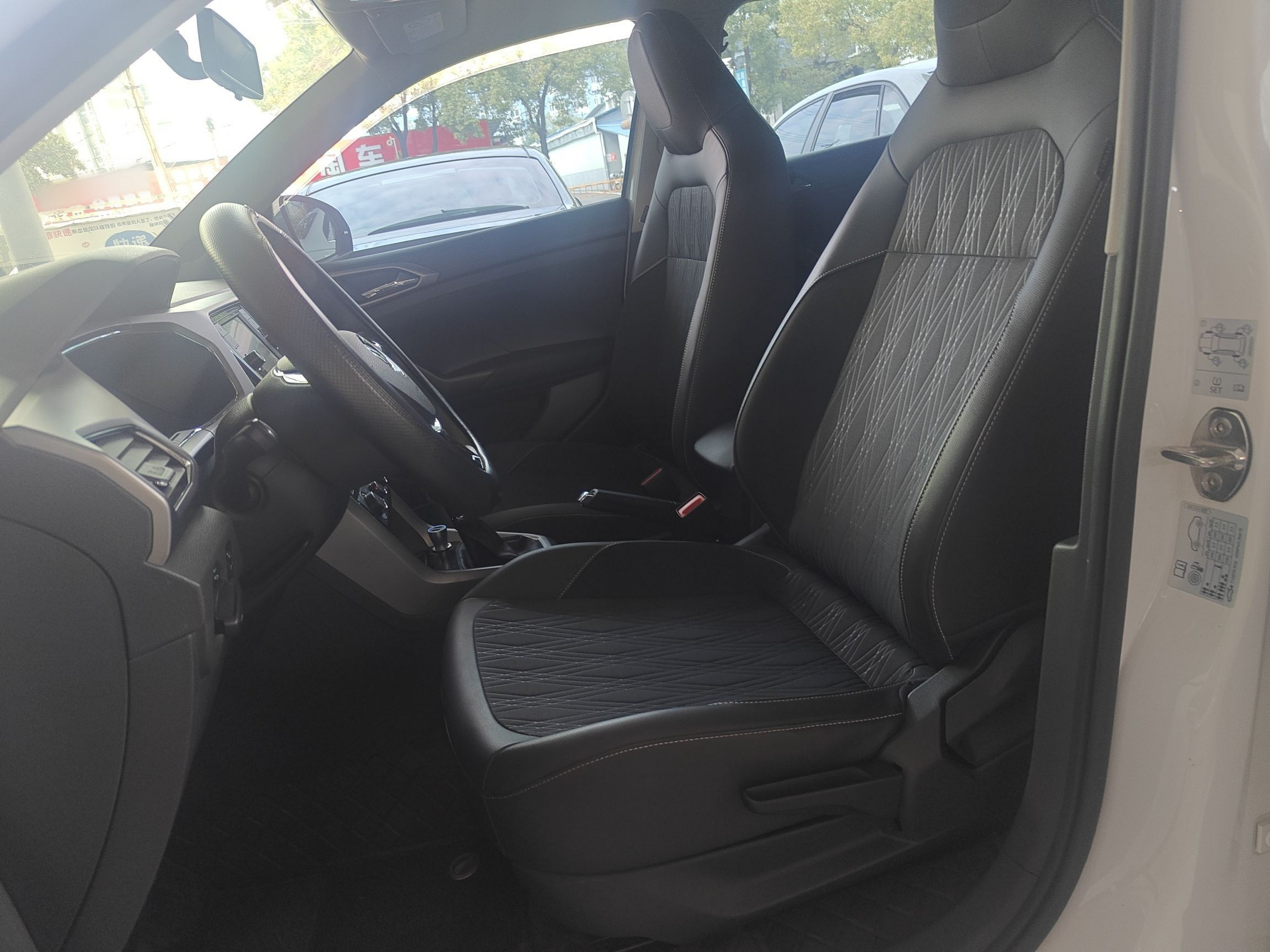 المقاعد الأمامية داخل السيارة