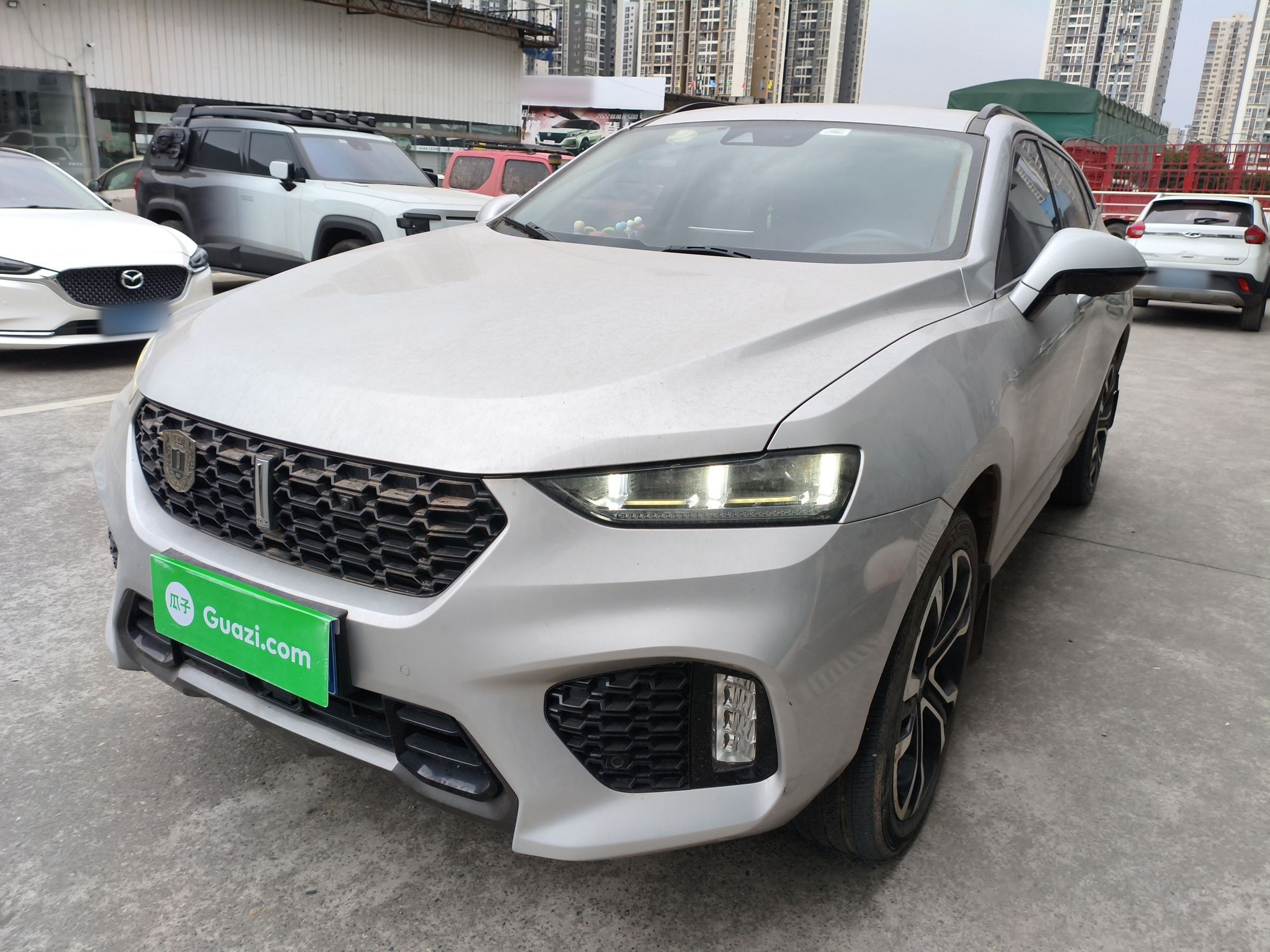 Под передней частью автомобиля