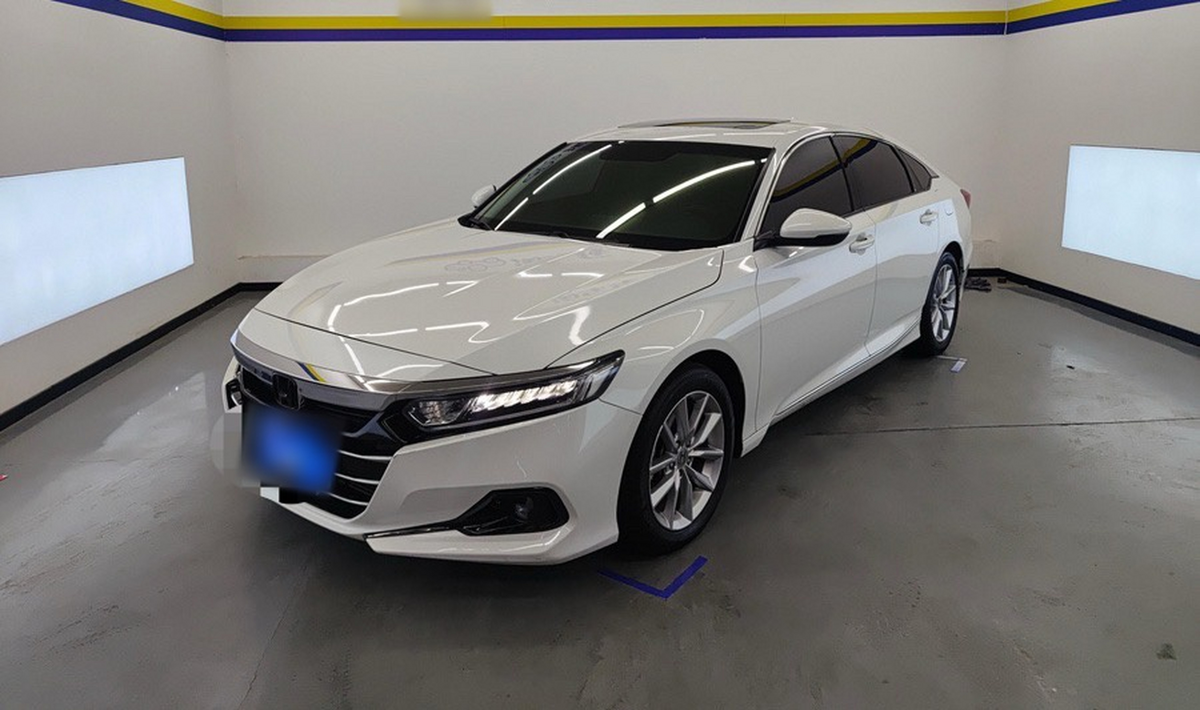 تحت مقدمة السيارة