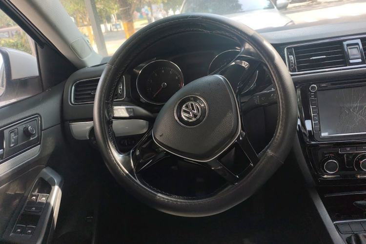 Used Volkswagen Sagitar 2015 1.6L Manual Comfort Model
