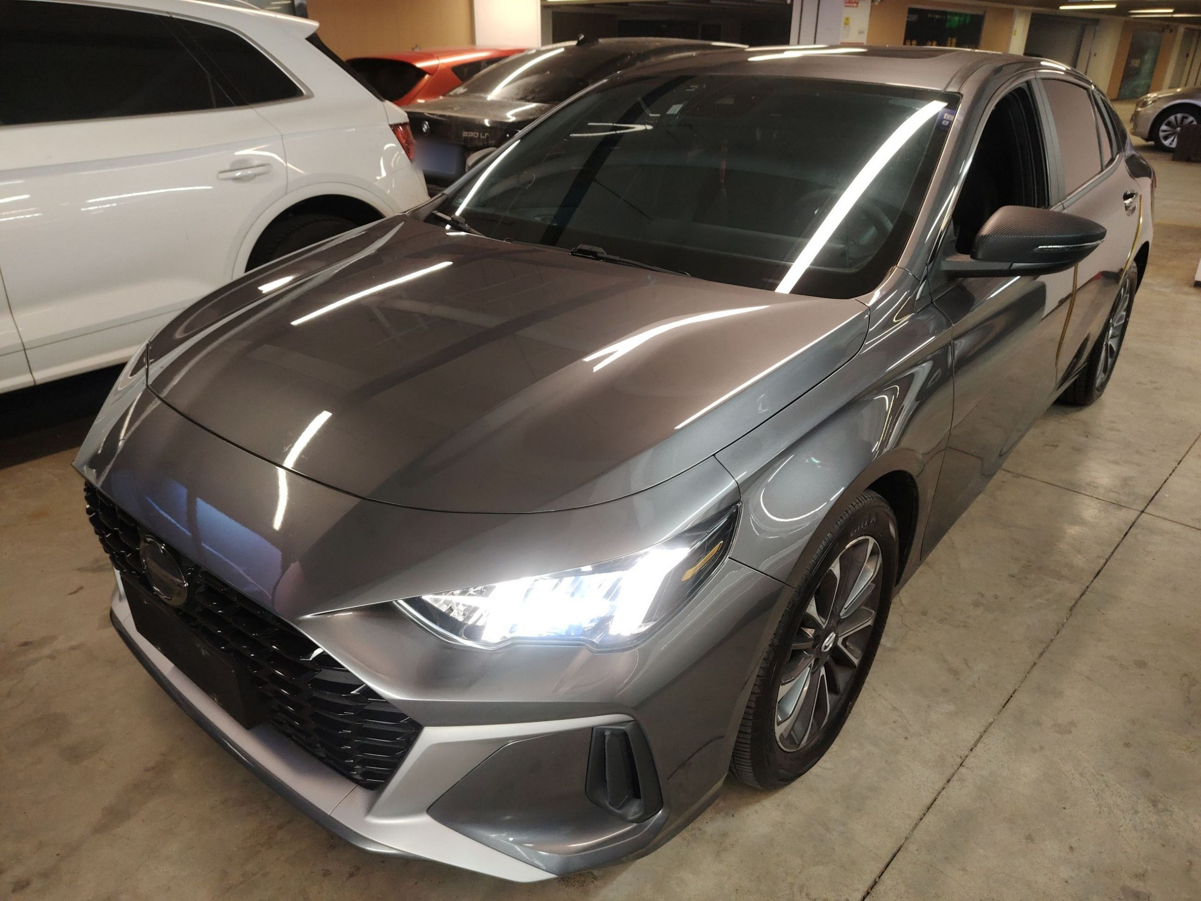 Под передней частью автомобиля