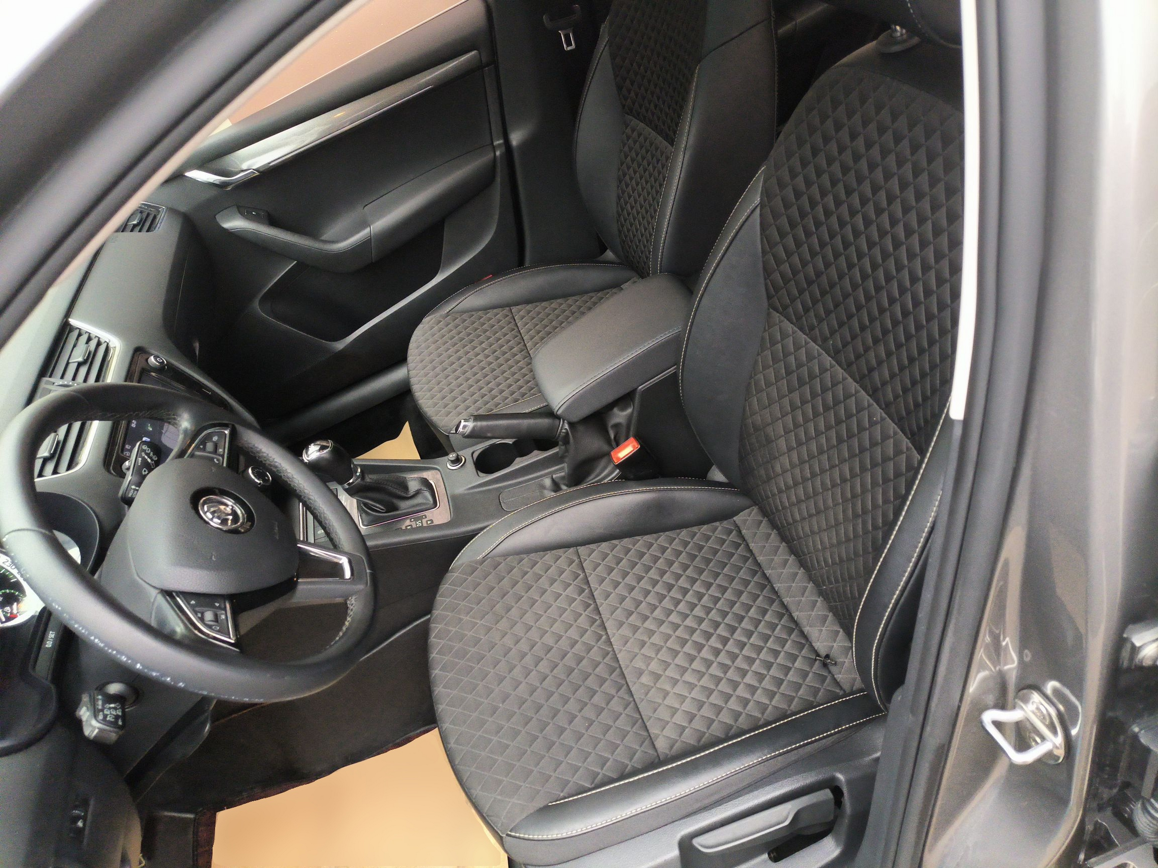 المقاعد الأمامية داخل السيارة