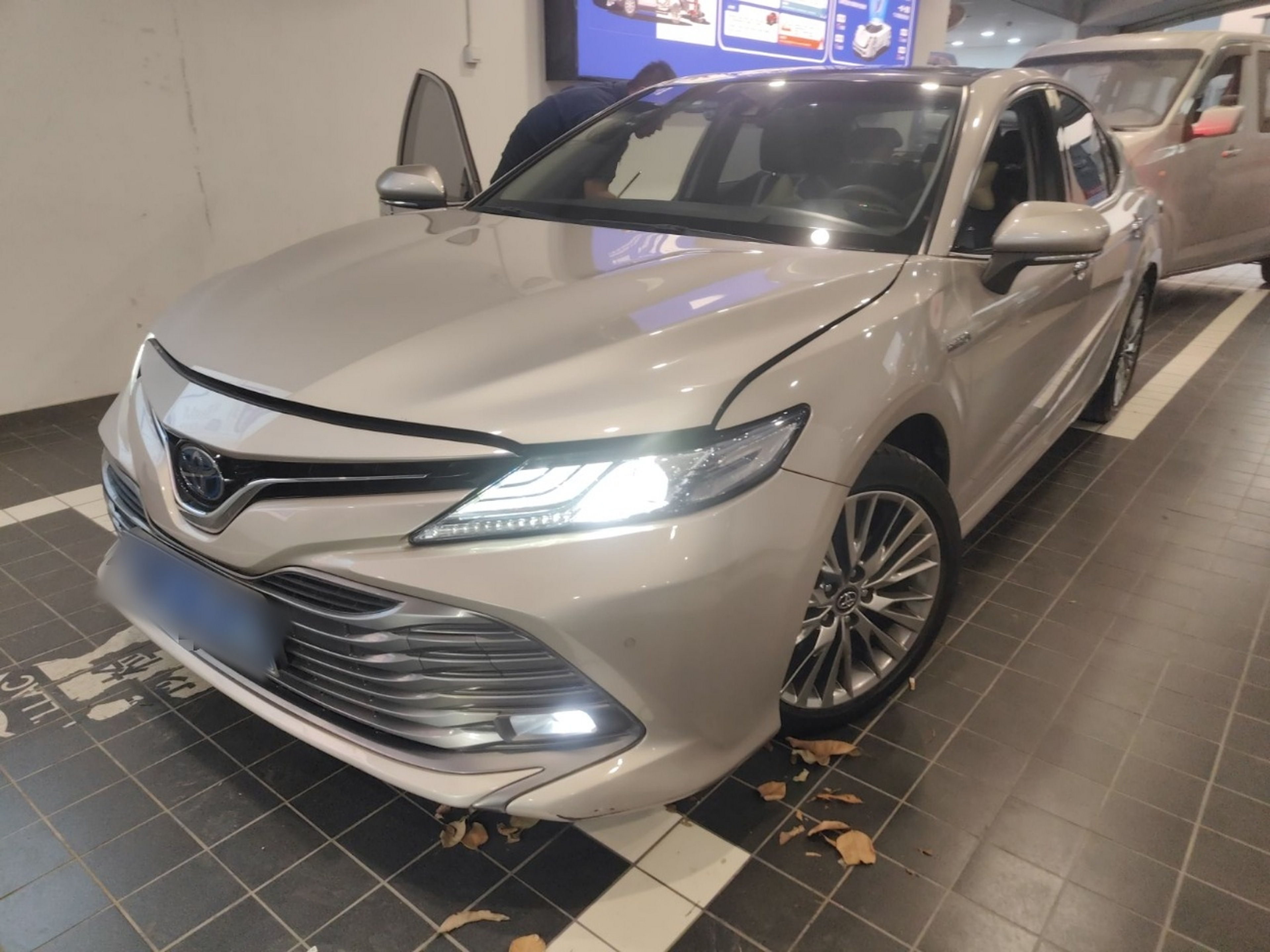 Под передней частью автомобиля