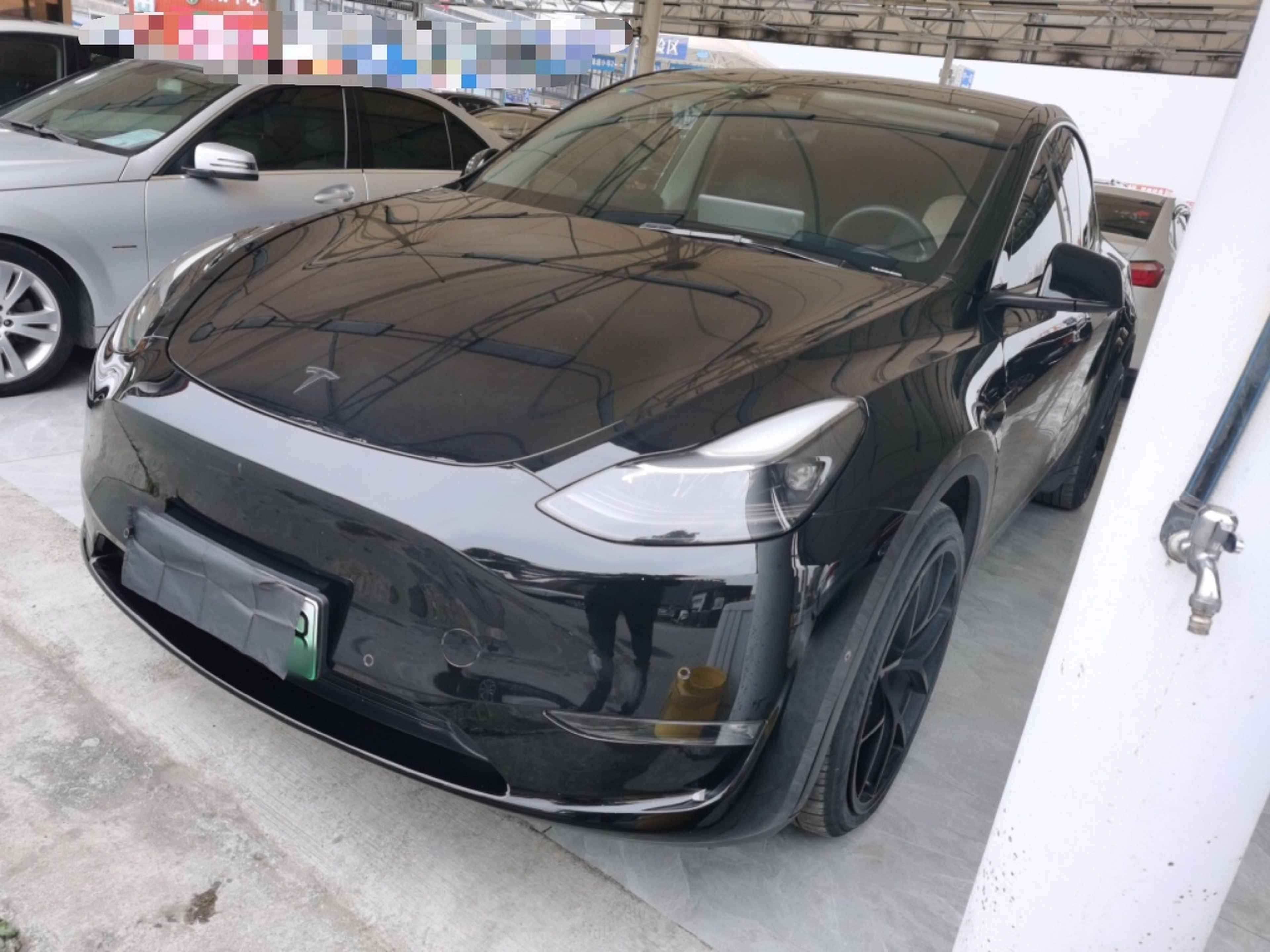 Под передней частью автомобиля