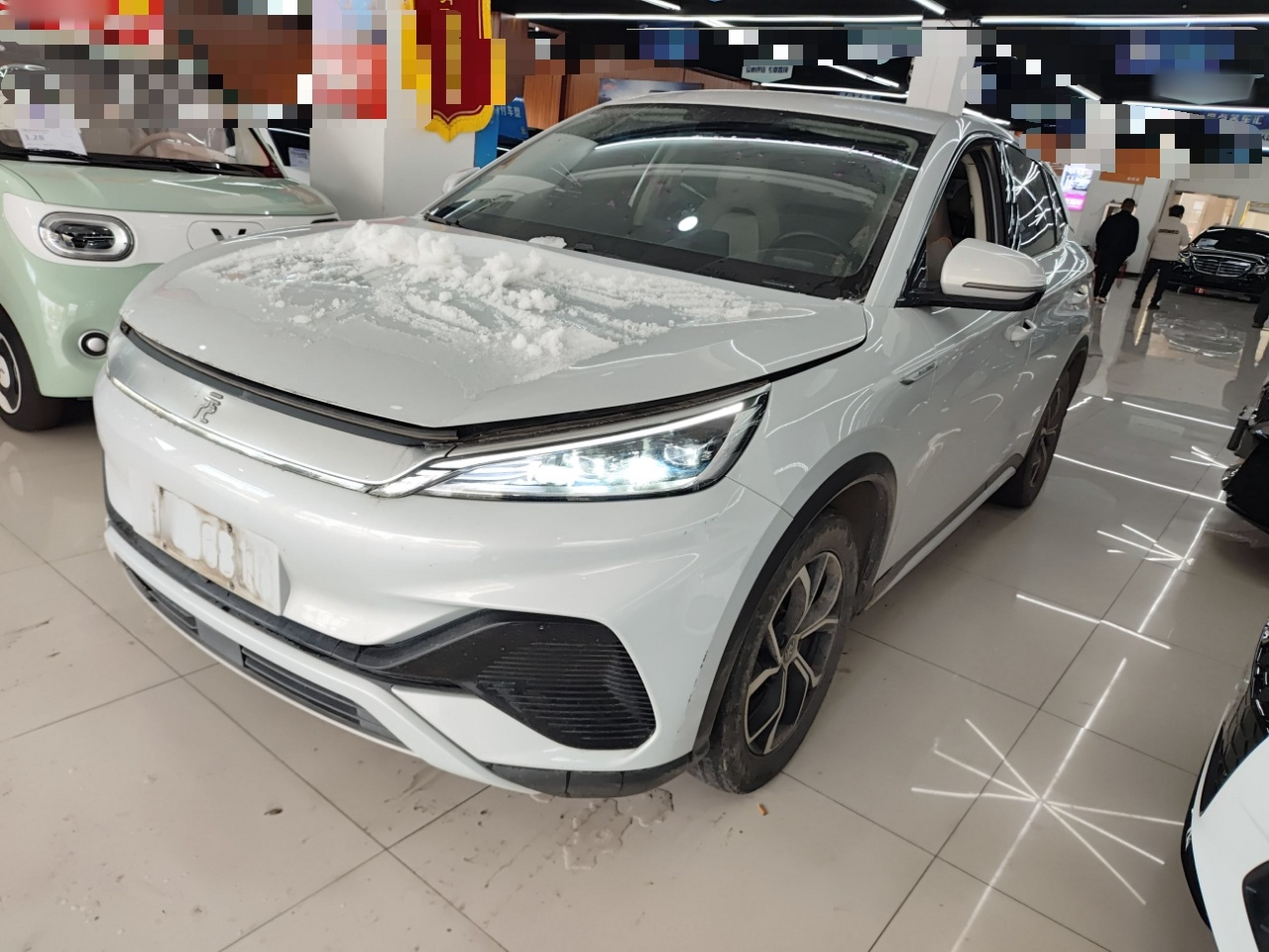 تحت مقدمة السيارة