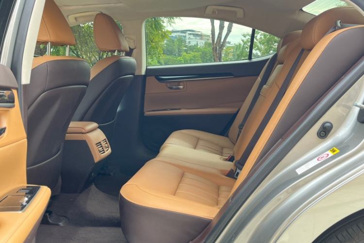 Used Lexus ES 2015 300h Comfort Edition
