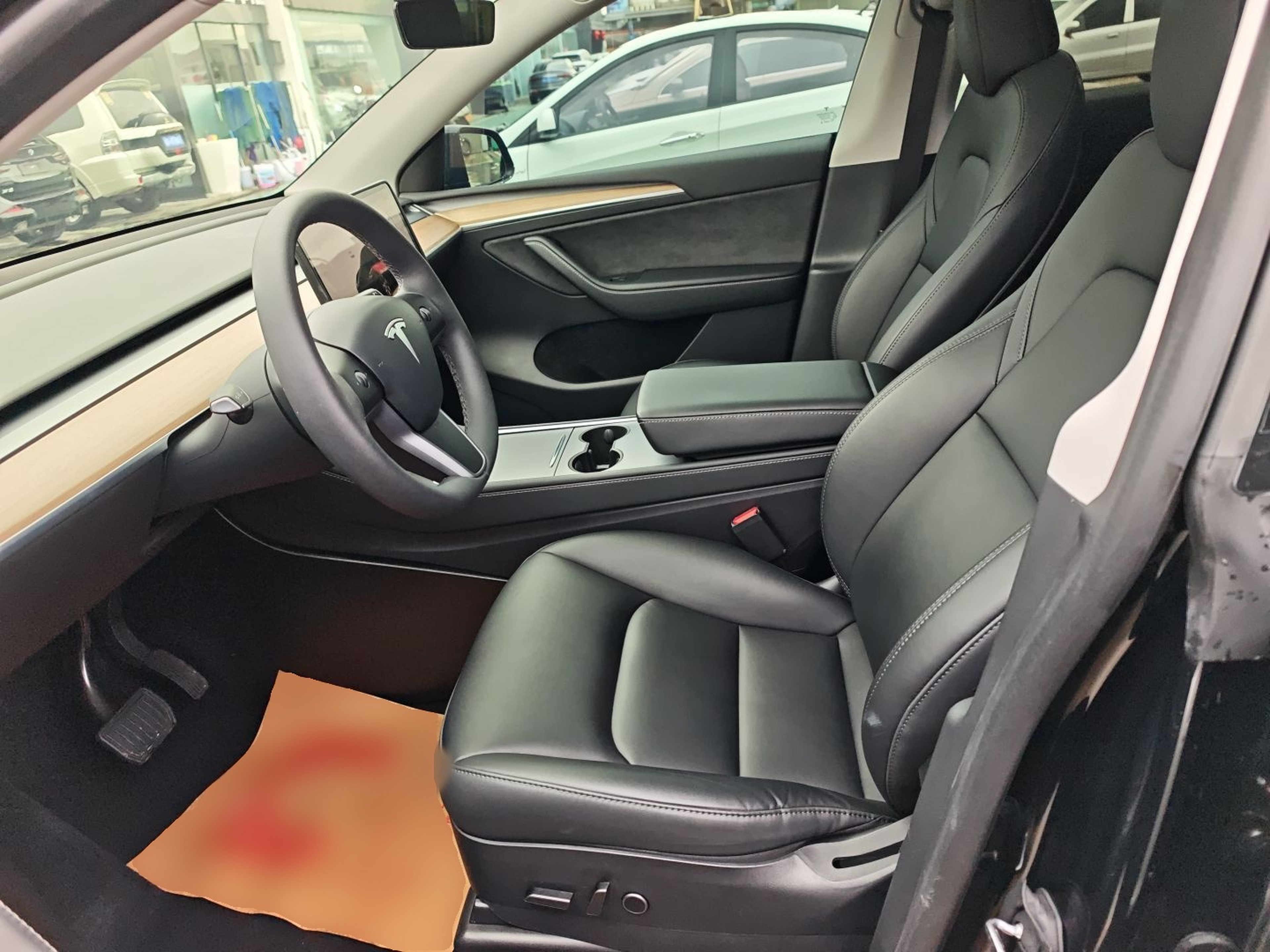 المقاعد الأمامية داخل السيارة