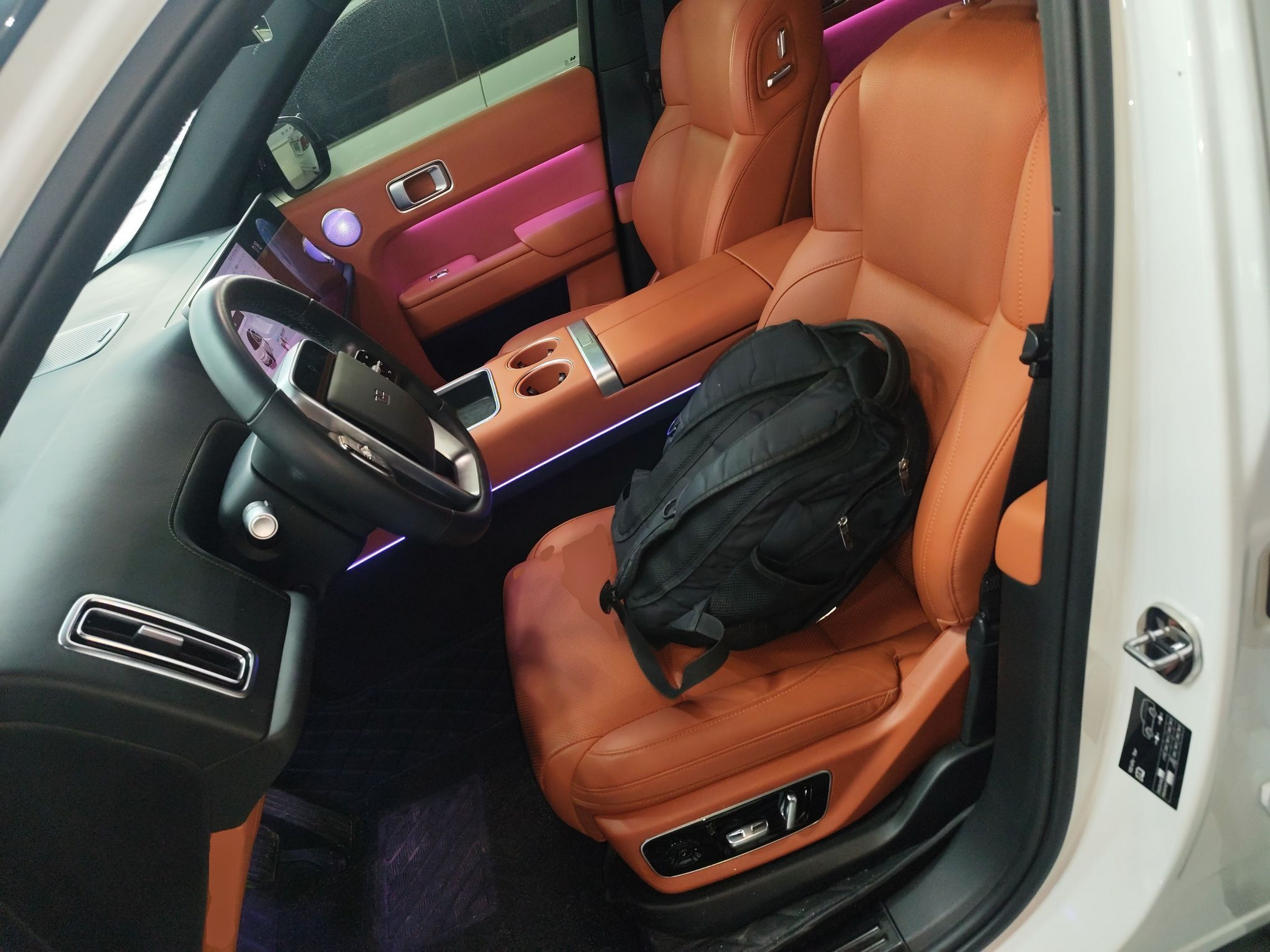 المقاعد الأمامية داخل السيارة