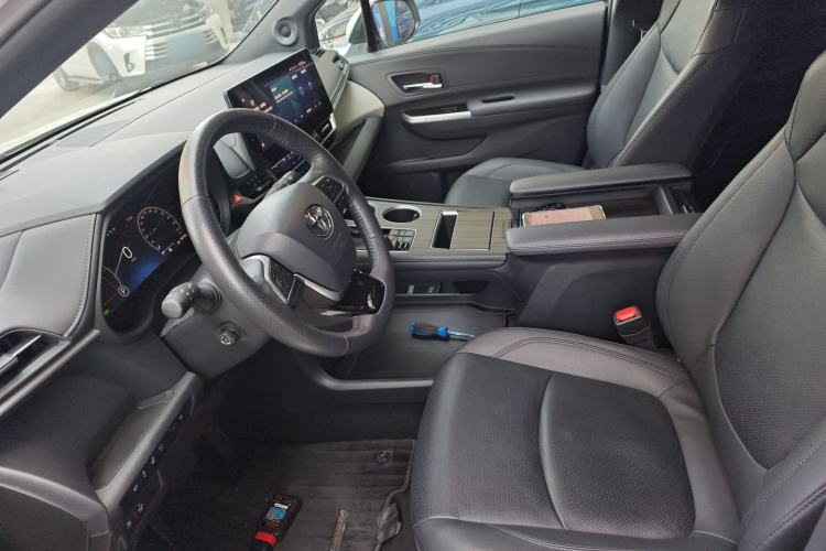 Used Toyota Granvia 2022 2.5L Hybrid Flagship Edition
