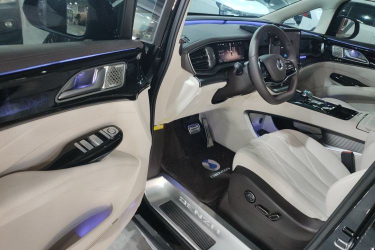 Used Denza D9 2025 DM-i Smart Drive 1020 Four-Wheel Drive Deluxe Model
