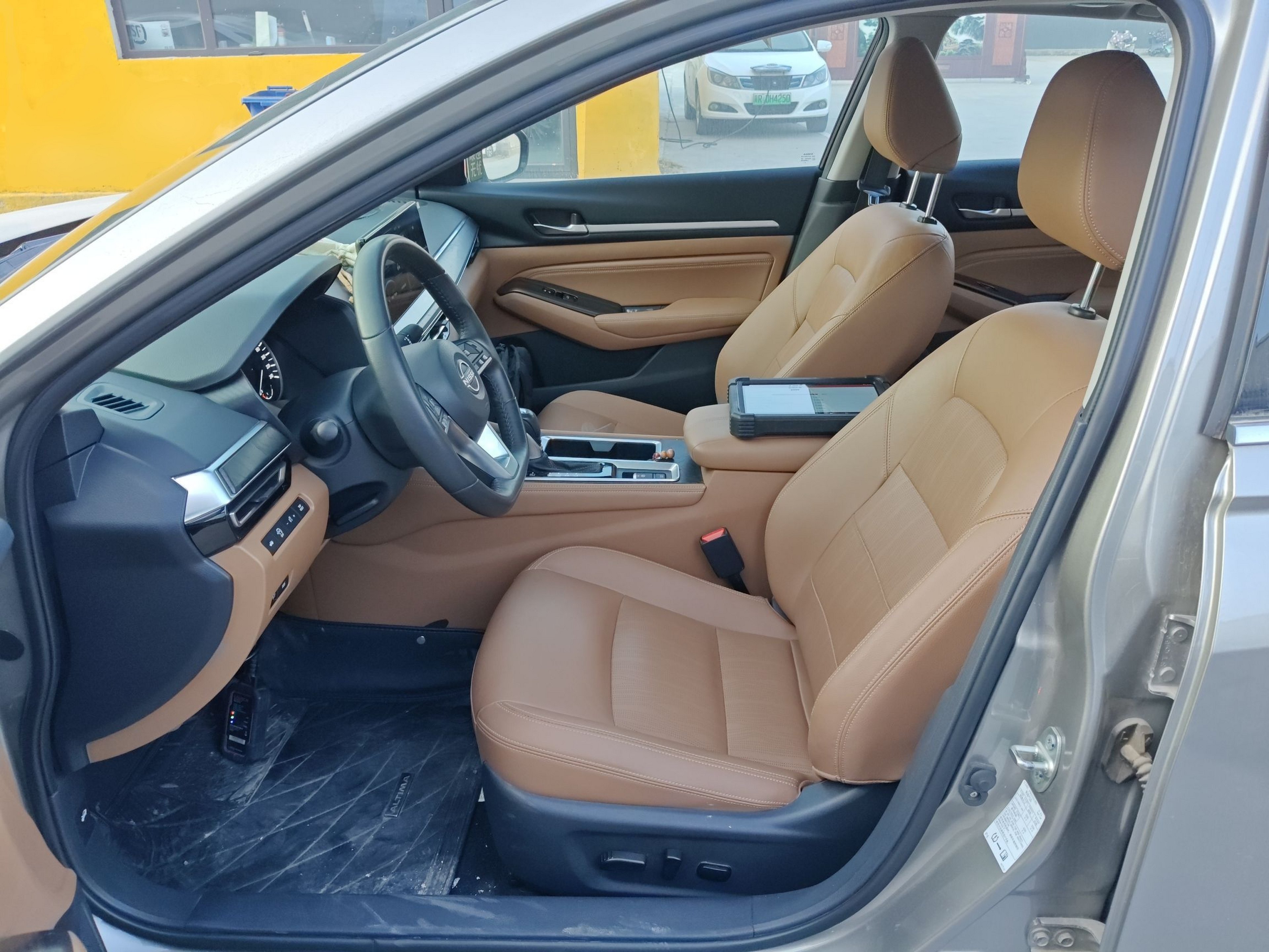 المقاعد الأمامية داخل السيارة