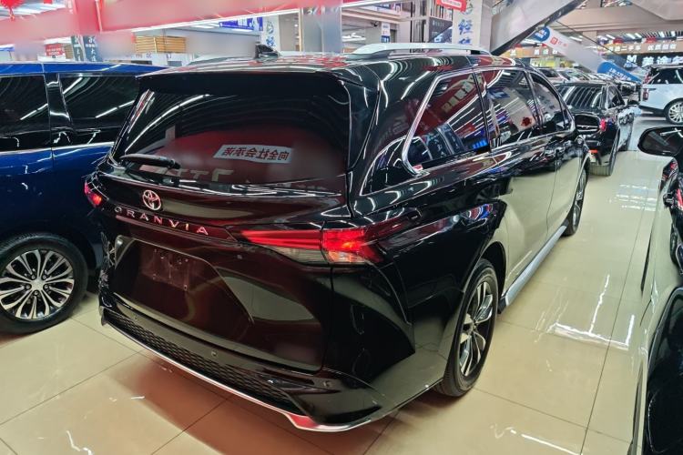 Used Toyota Granvia 2023 2.5L Hybrid Luxury Edition