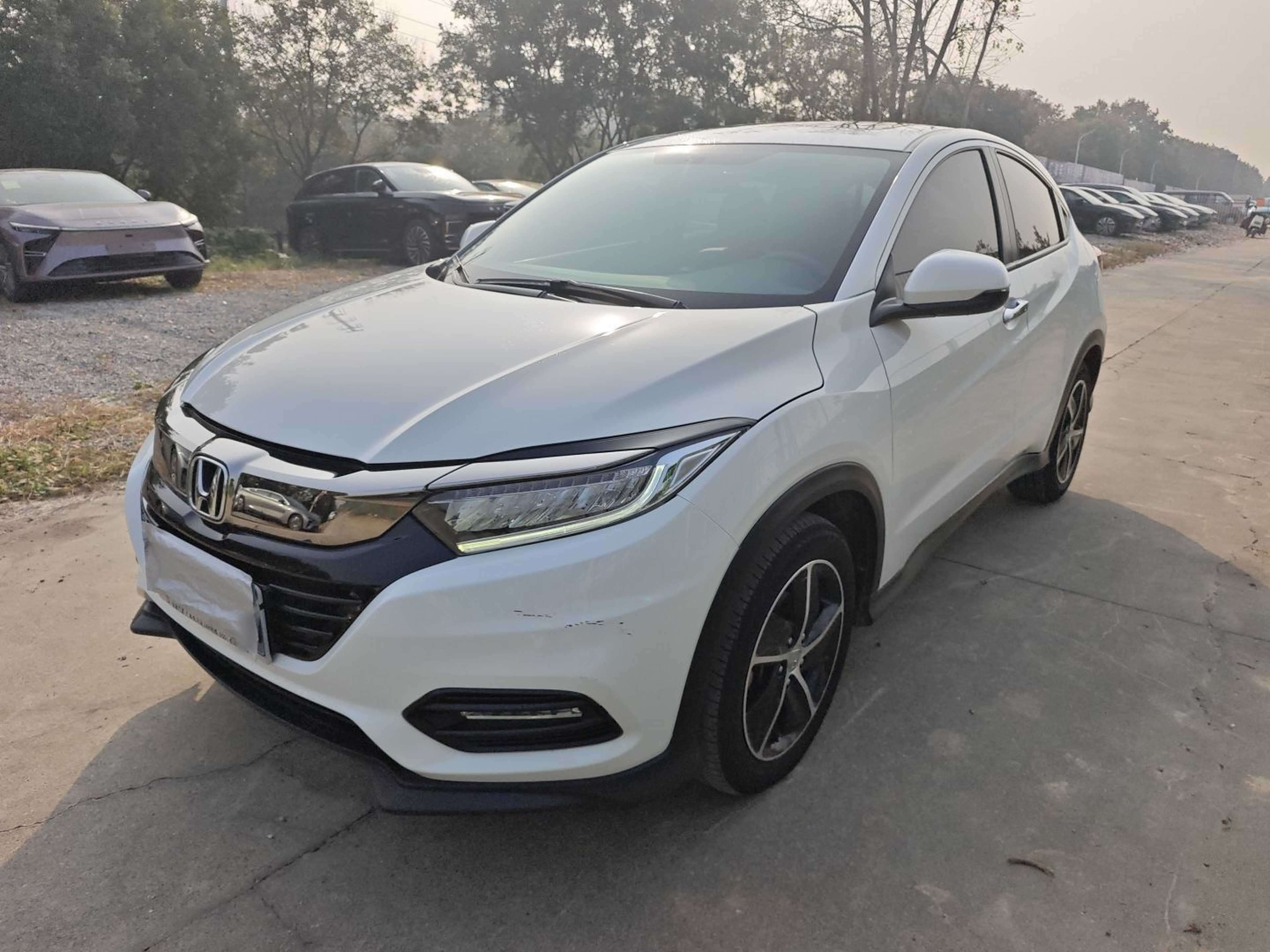 تحت مقدمة السيارة