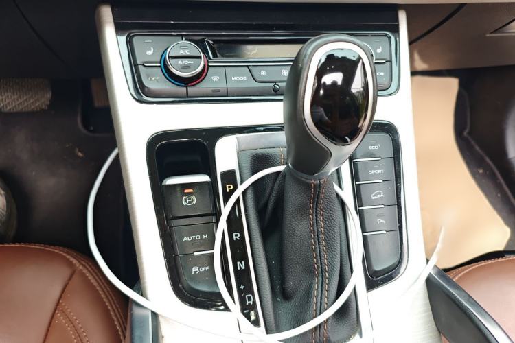 Used Geely Auto Emgrand X7 Sport 2018 1.8TD Automatic Two-Wheel Drive ZhiZun Model with 4G Connectivity
