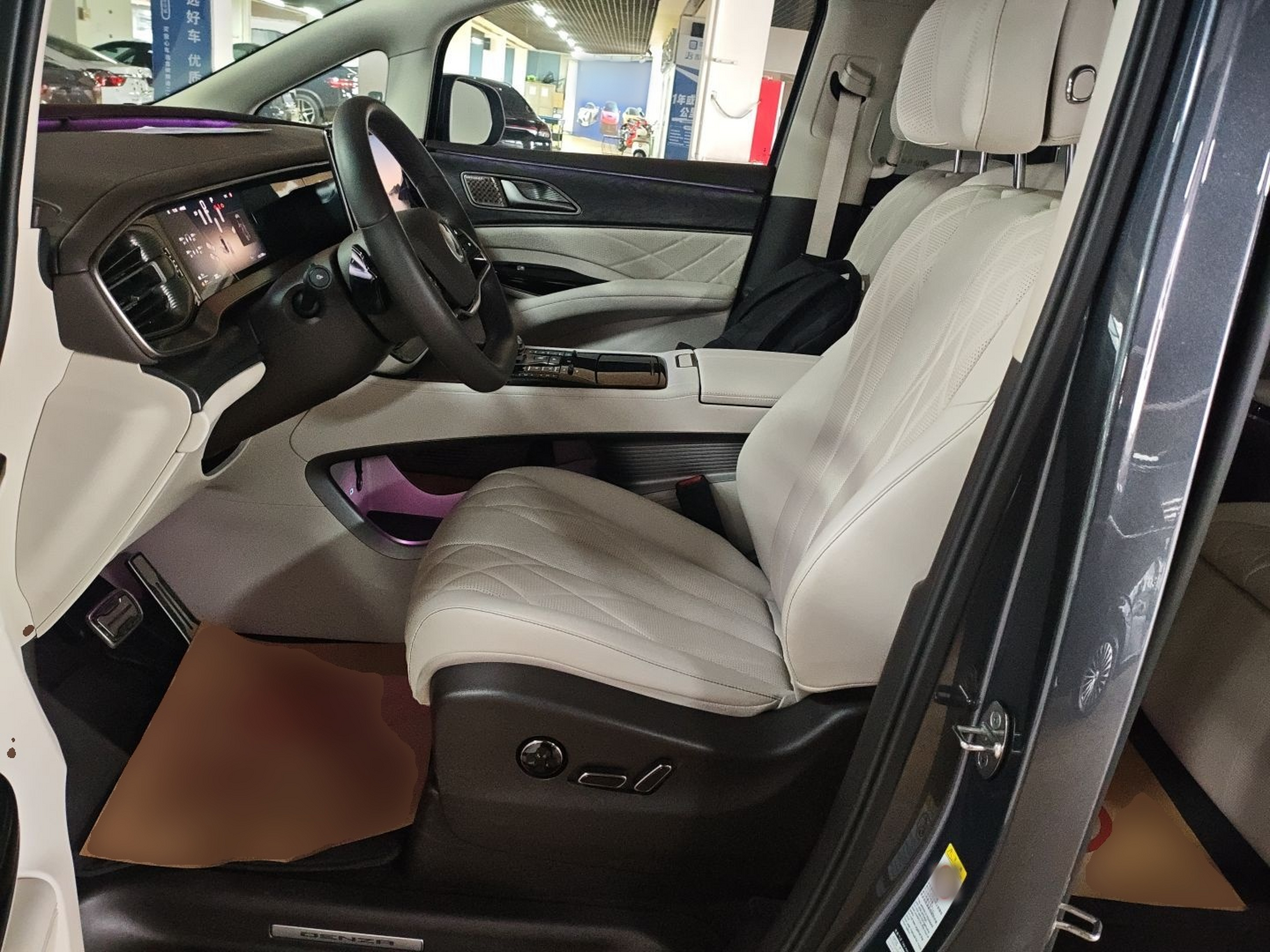 المقاعد الأمامية داخل السيارة