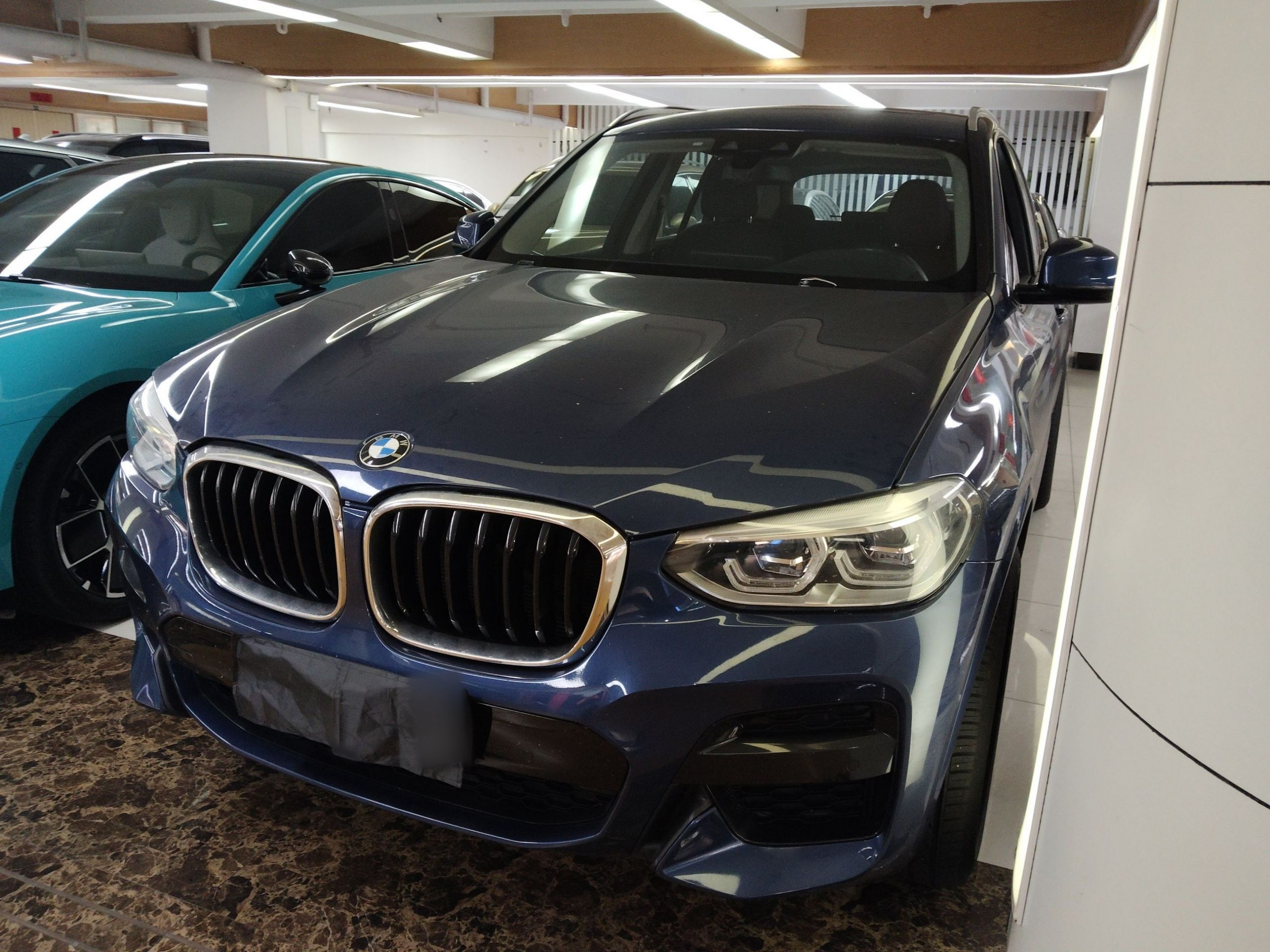 تحت مقدمة السيارة