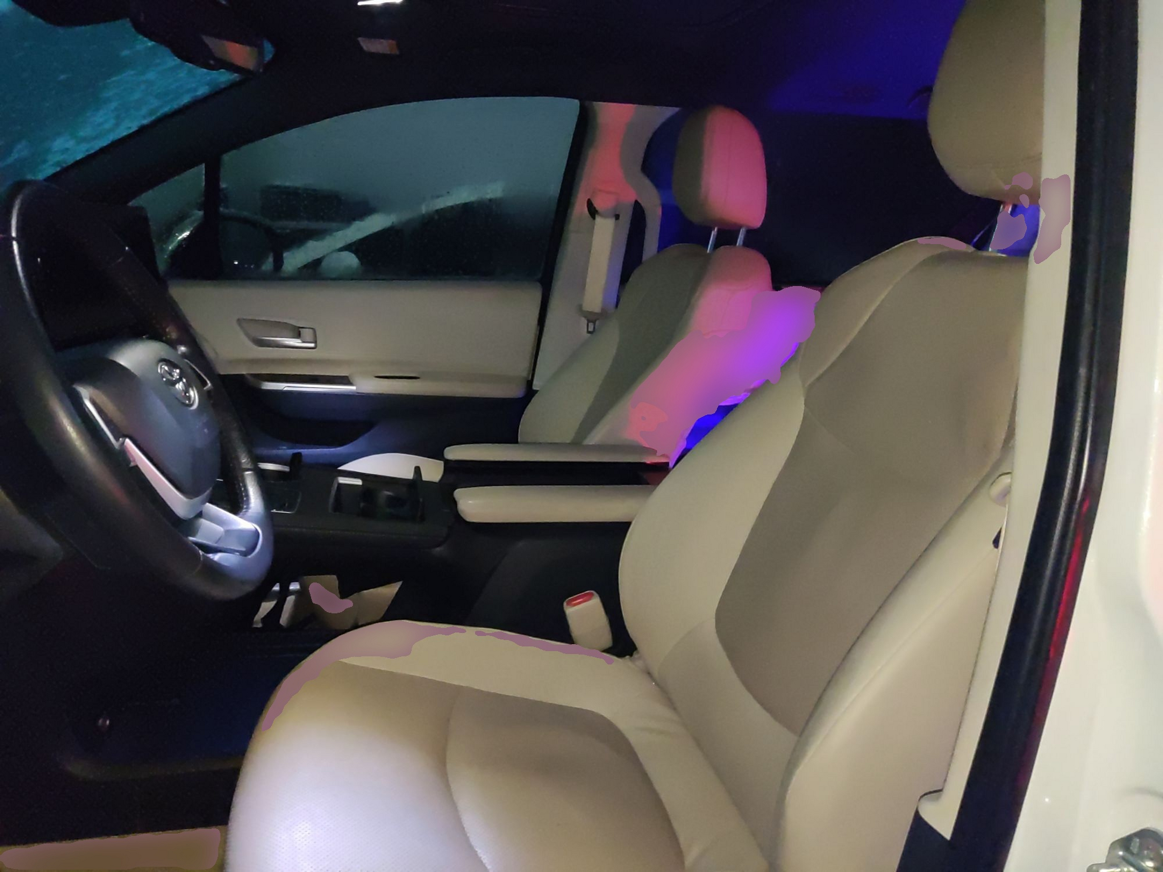 المقاعد الأمامية داخل السيارة