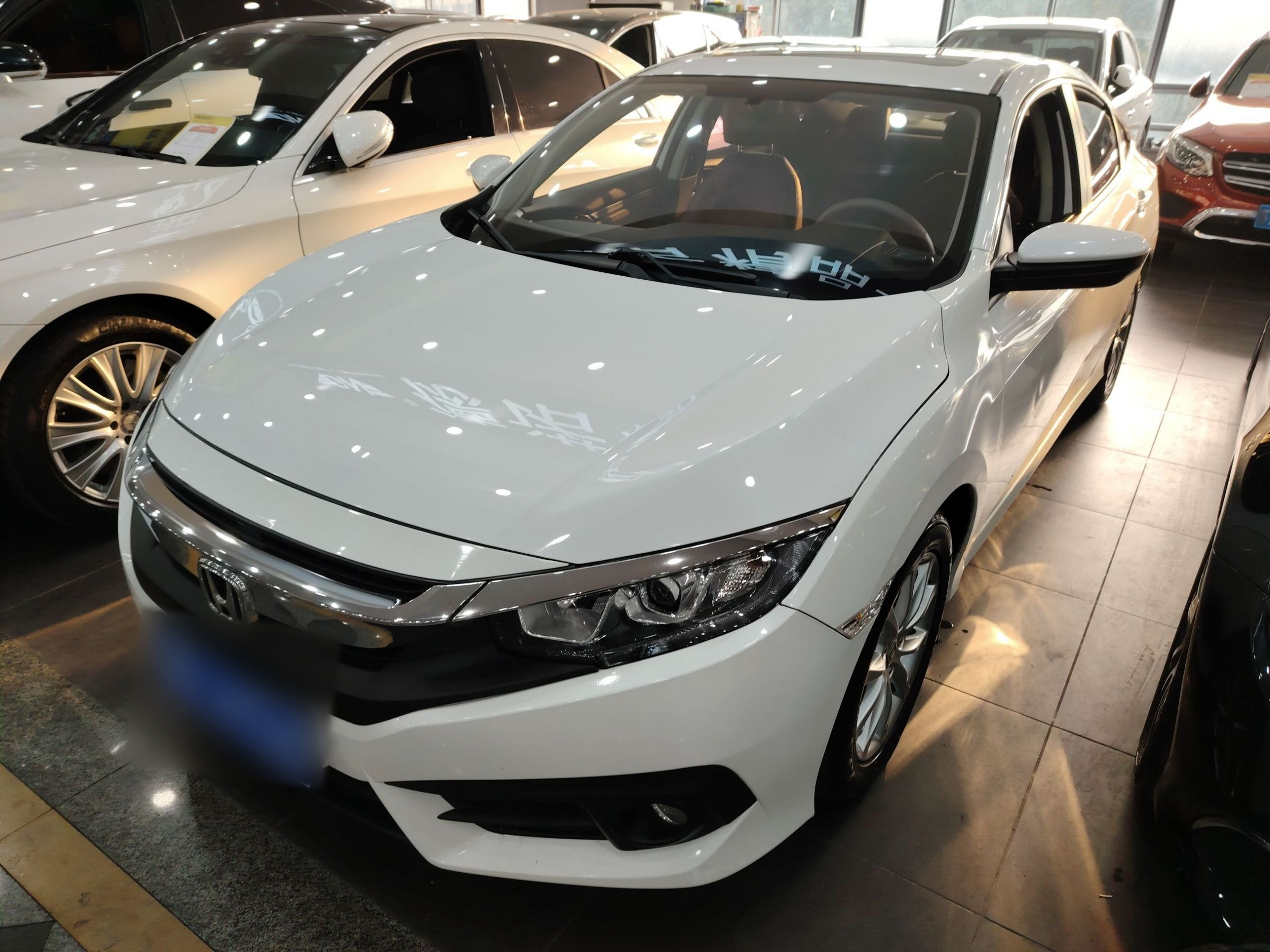 تحت مقدمة السيارة