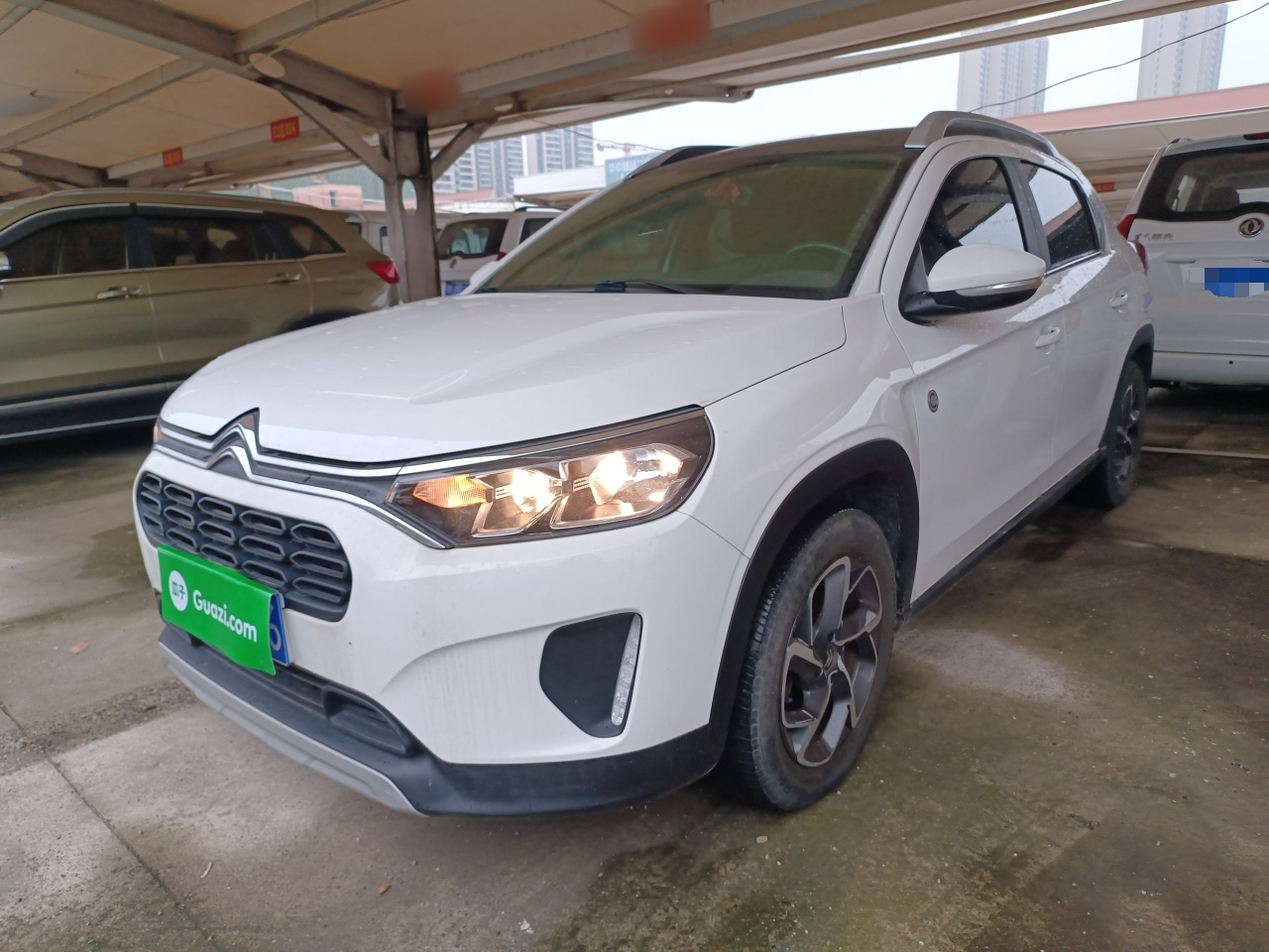 Под передней частью автомобиля