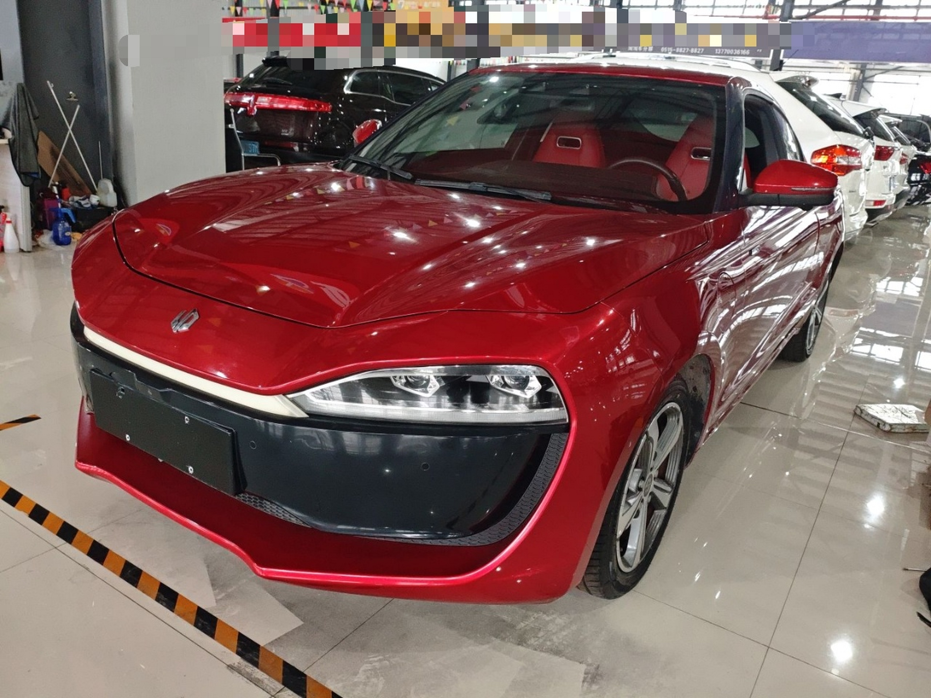 تحت مقدمة السيارة