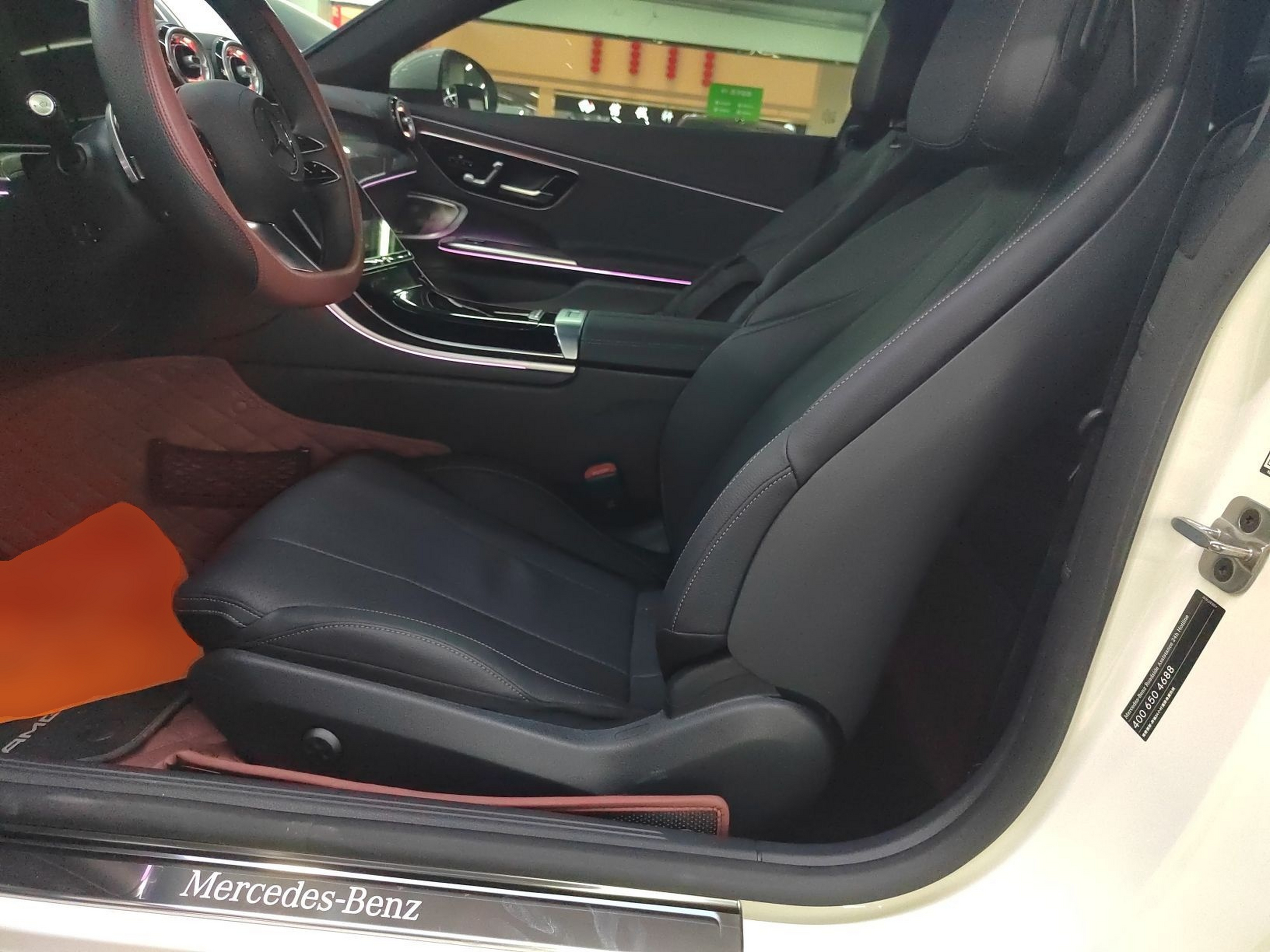 المقاعد الأمامية داخل السيارة