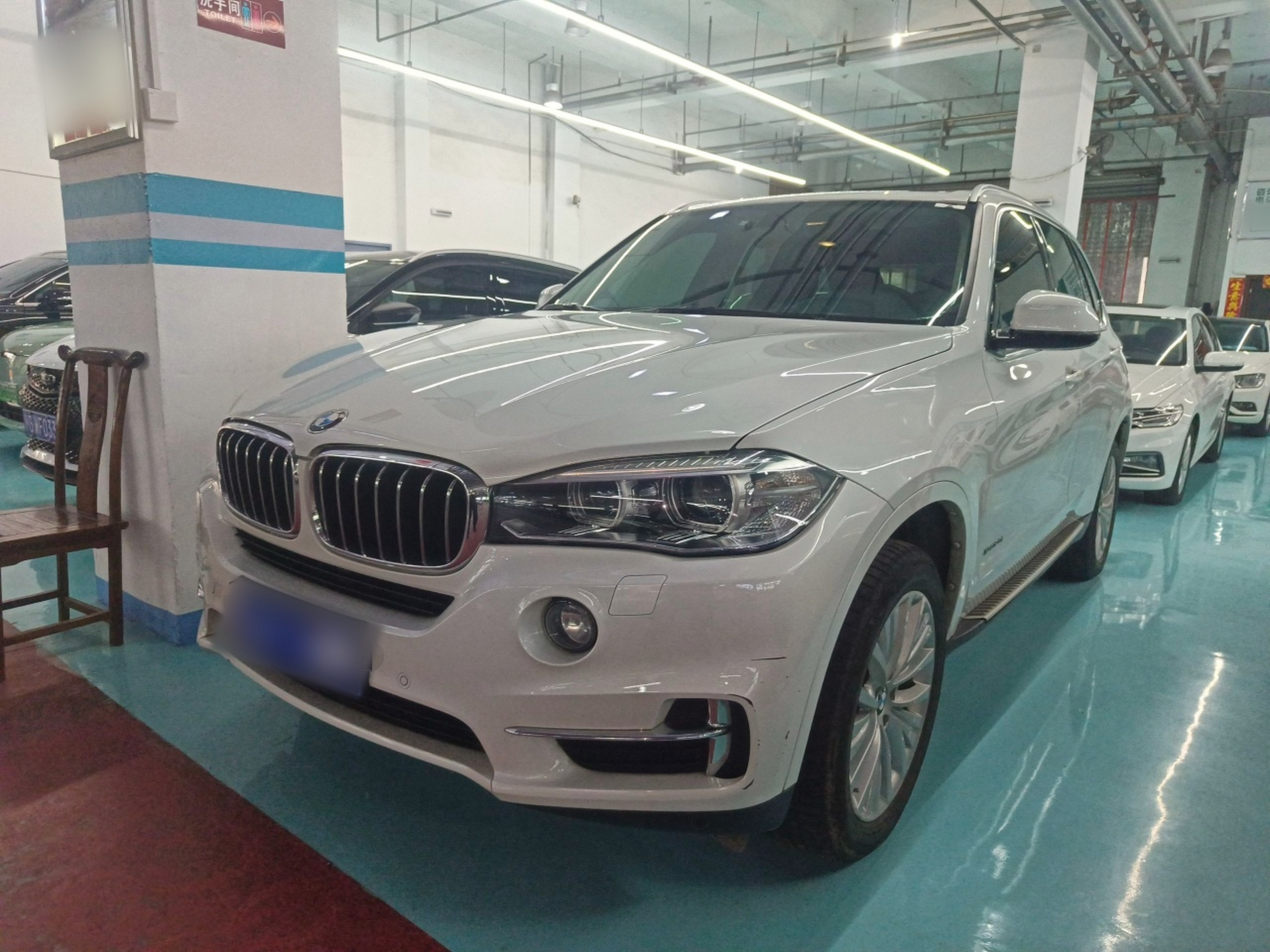 تحت مقدمة السيارة