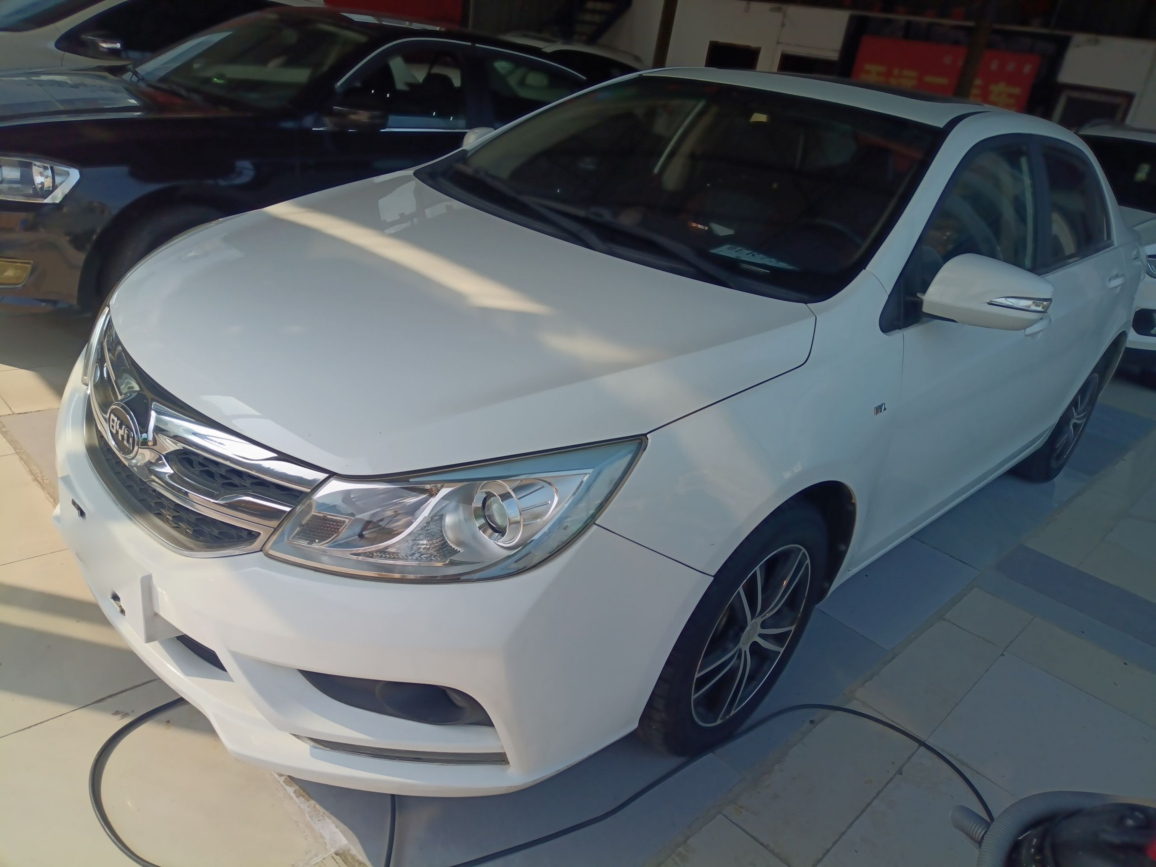 تحت مقدمة السيارة