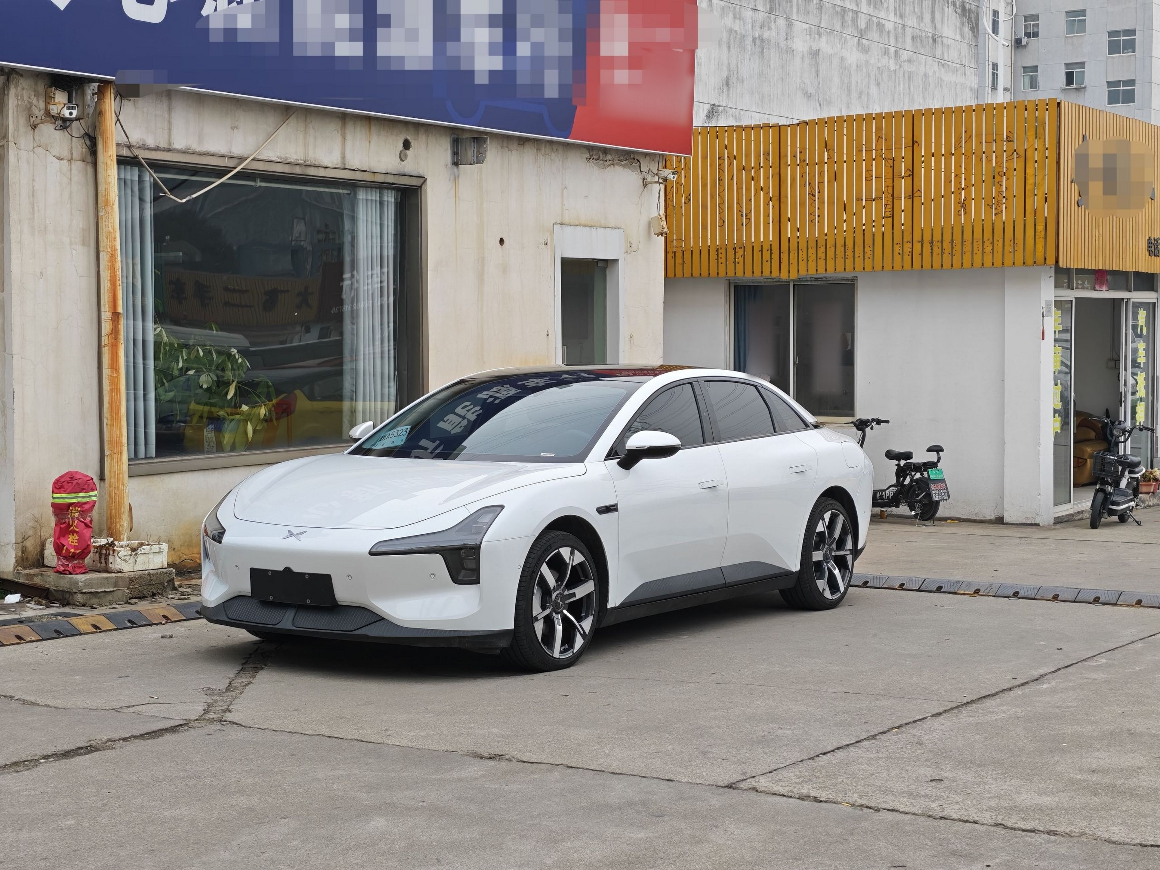 تحت مقدمة السيارة